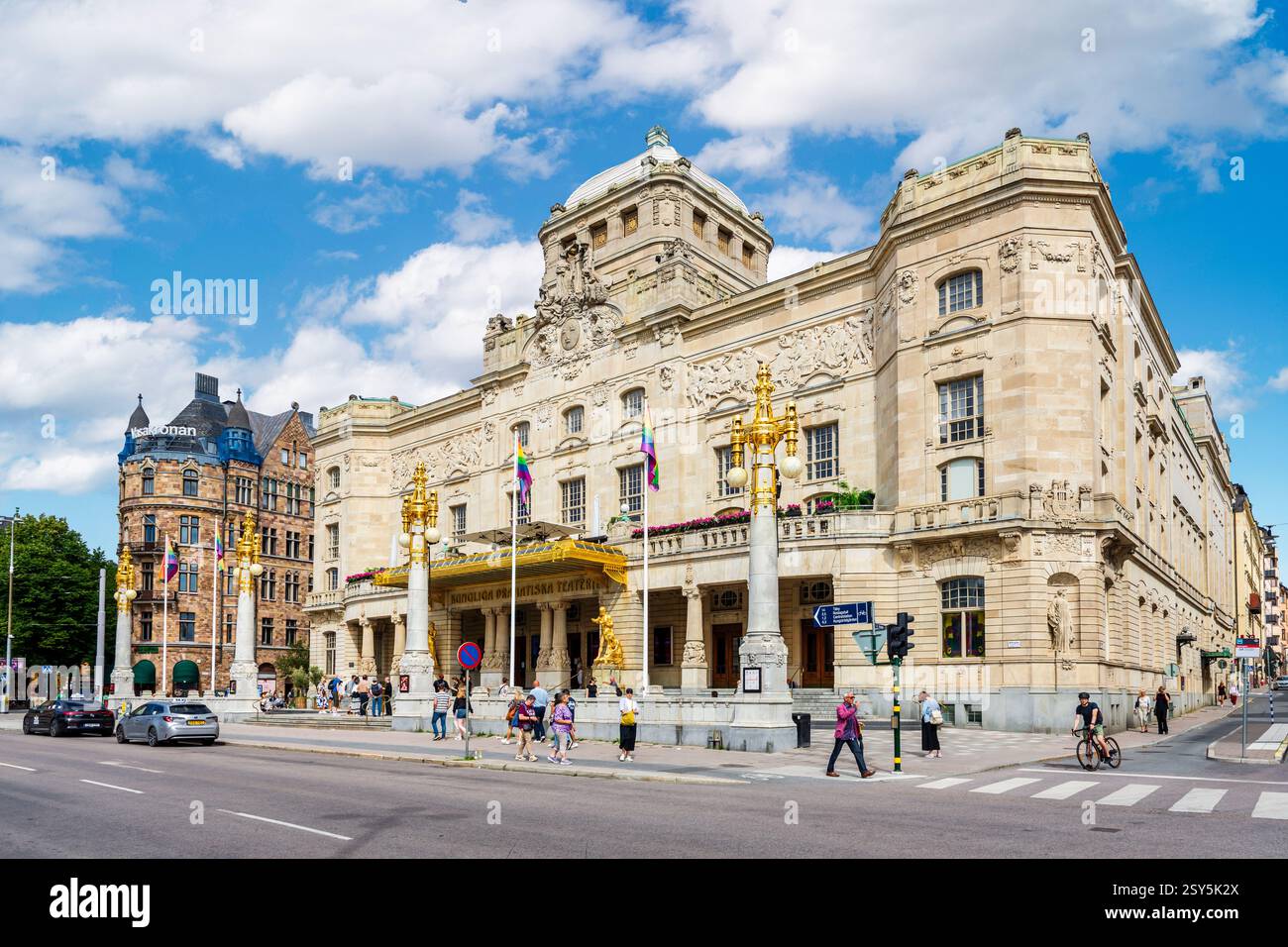 Fassade des Königlichen Dramatischen Theaters in Stockholm, Schweden, umgangssprachlich „Dramaten“ genannt, erbaut 1908 vom schwedischen Architekten Fredrik Lilljekvist. Stockfoto