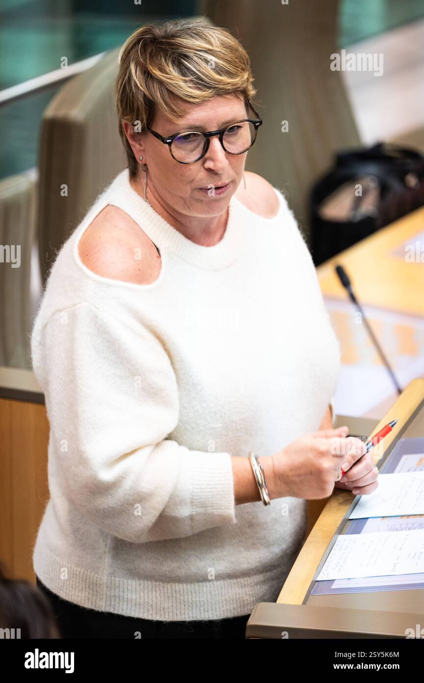 Ministerin Caroline Gennez Vooruit auf der Plenarsitzung des flämischen parlaments in Brüssel, Belgien, 26. Februar 2025 Stockfoto