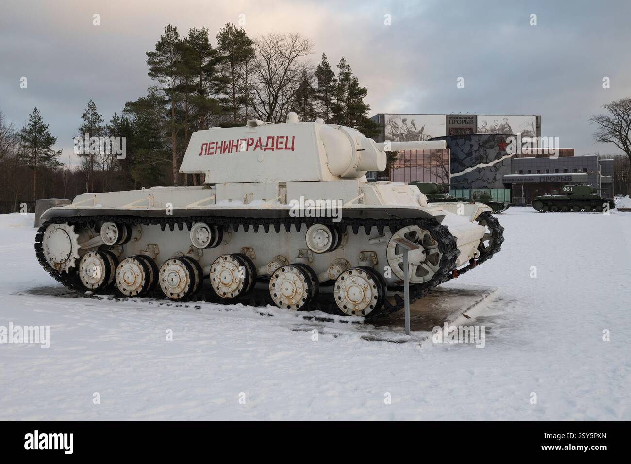 KIROVSK, RUSSLAND - 18. DEZEMBER 2023: Sowjetischer schwerer Panzer KV-1 Leningradets in Winterfarbe beim „Durchbruch“-Museum-Panorama am Dezembermorgen Stockfoto
