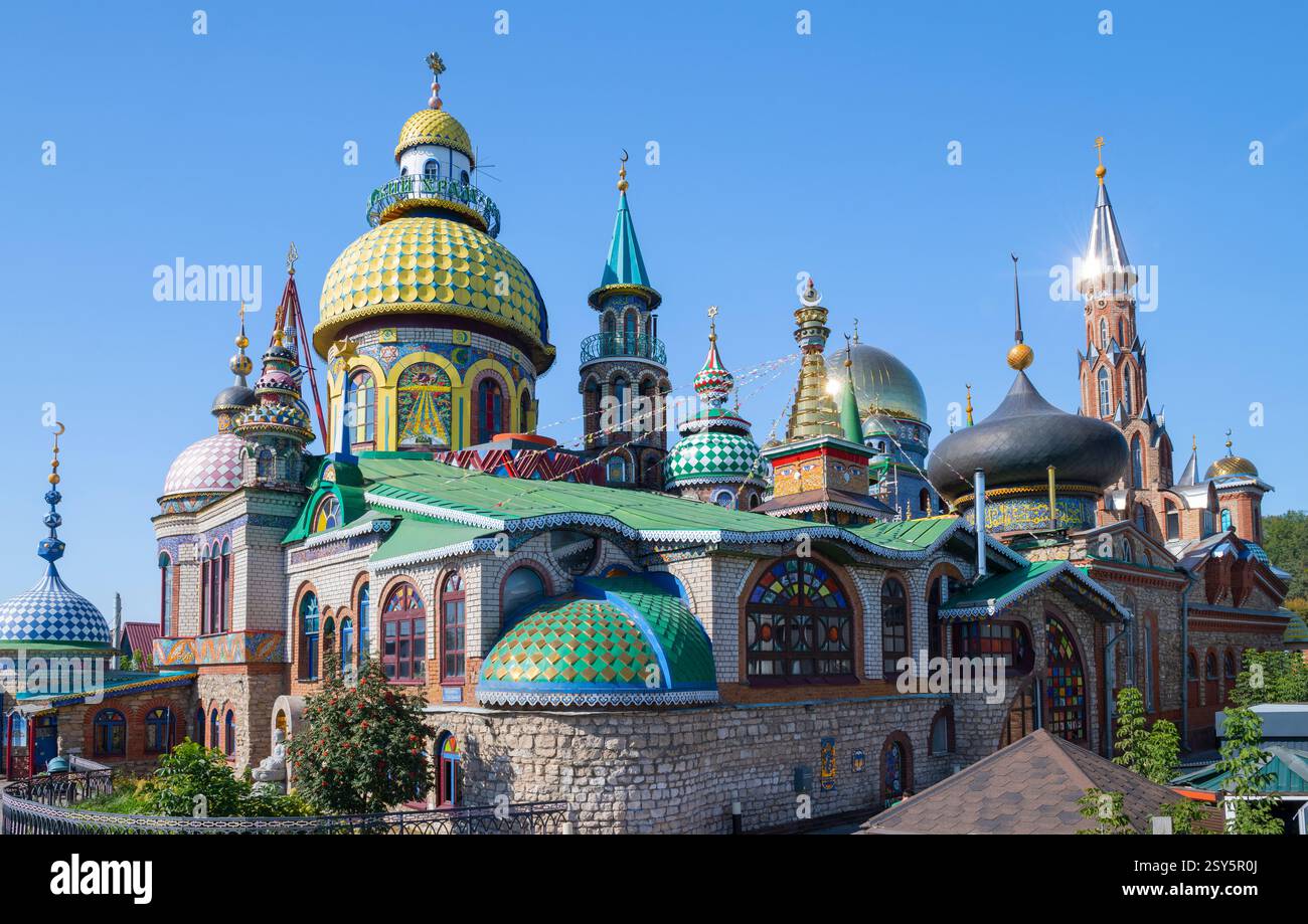 KASAN, RUSSLAND - 01. SEPTEMBER 2024: Internationales Kulturzentrum der spirituellen Einheit - der Universale Tempel aller Religionen an einem sonnigen Septembertag Stockfoto