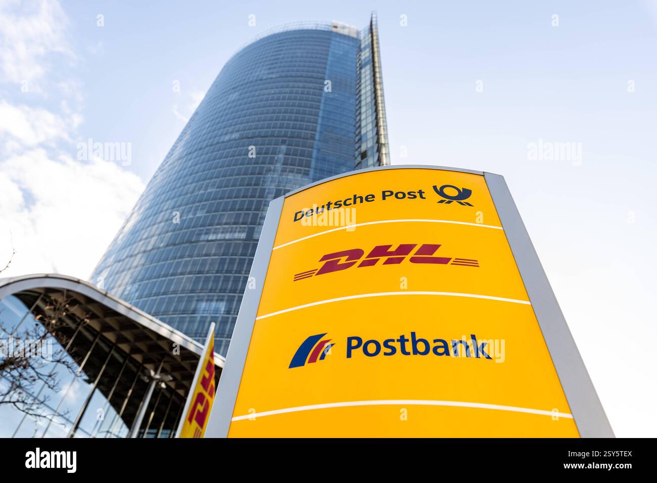 Konzernzentrale der Deutschen Post AG DHL Group in Bonn, Hauptsitz der ...