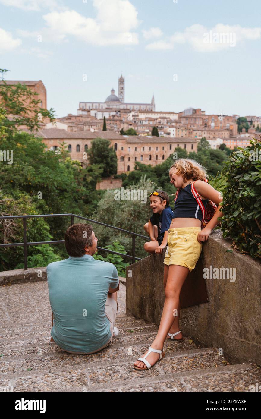 Ein Vater mit drei Kindern auf einem informativen Sommerausflug. Familienreisekonzept Stockfoto