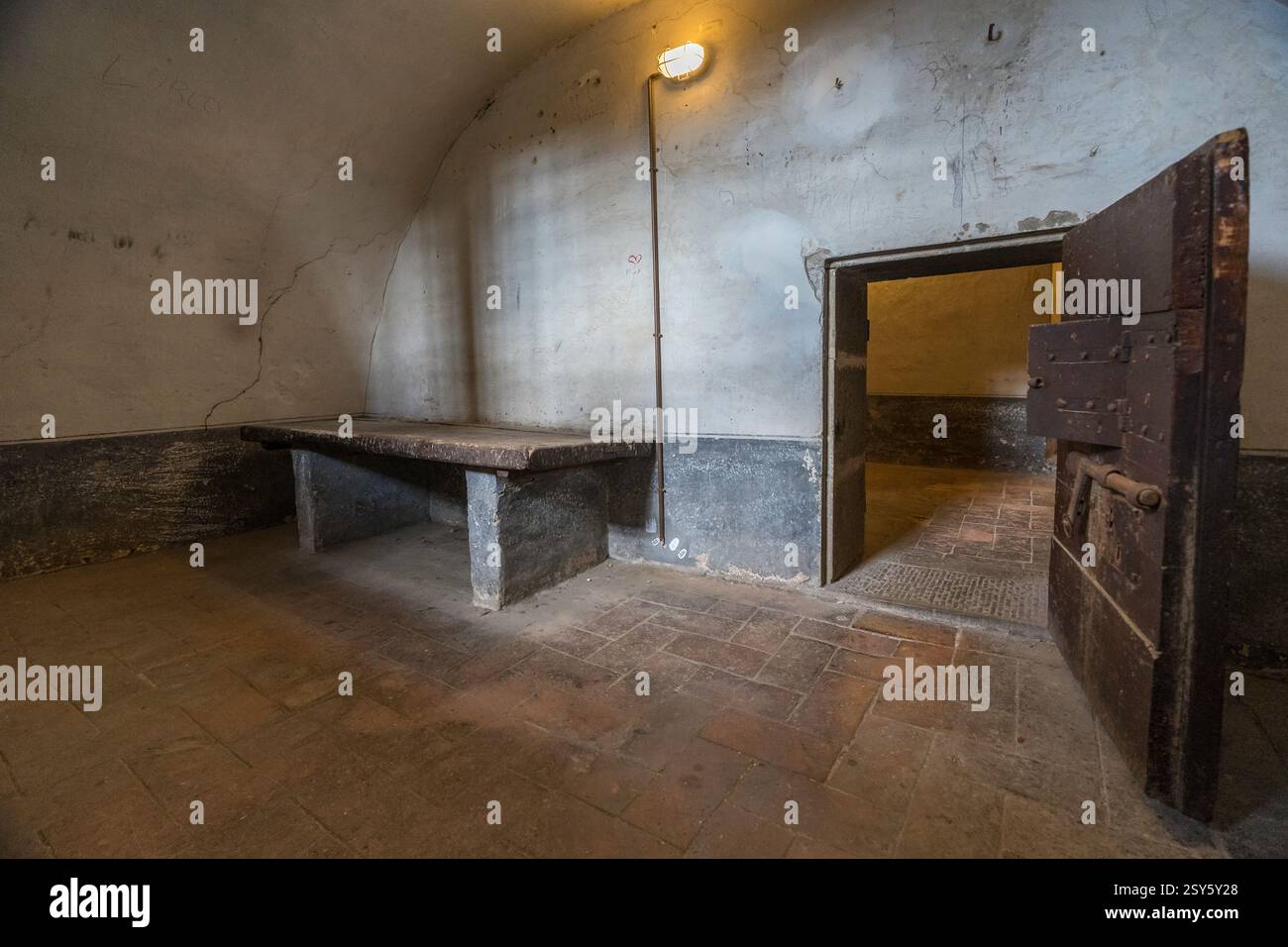 Das Innere des alten Gefängnisses der Stadt Monte San Savino Stockfoto