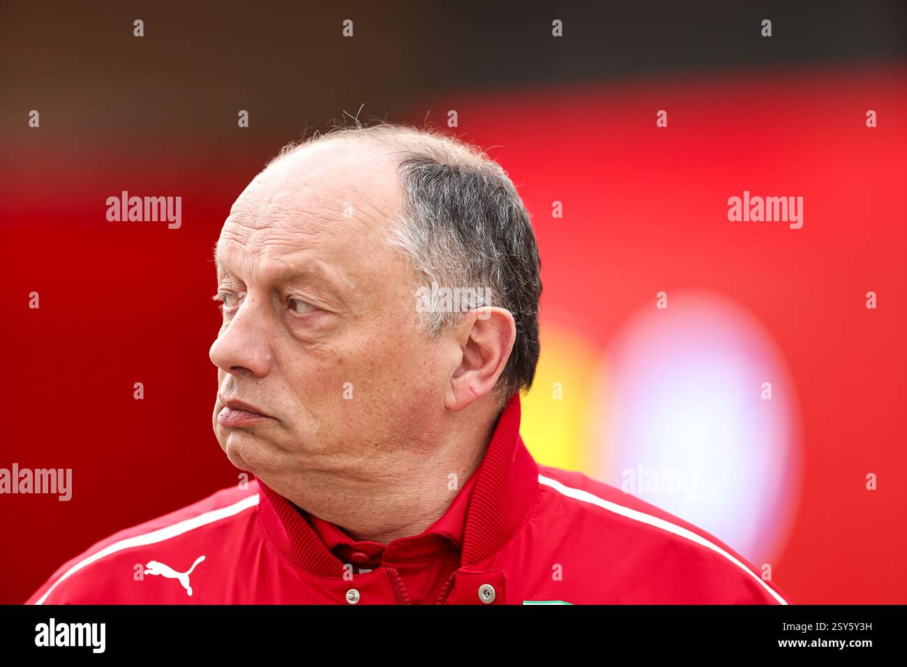 BAHRAIN, BAHRAIN - 27. FEBRUAR: Frederic Vasseur von Frankreich und Scuderia Ferrari während des zweiten F1-Tests auf dem Bahrain International Circuit am 27. Februar 2025 in Bahrain. (Foto: Qian Jun/Alamy Live News) Stockfoto