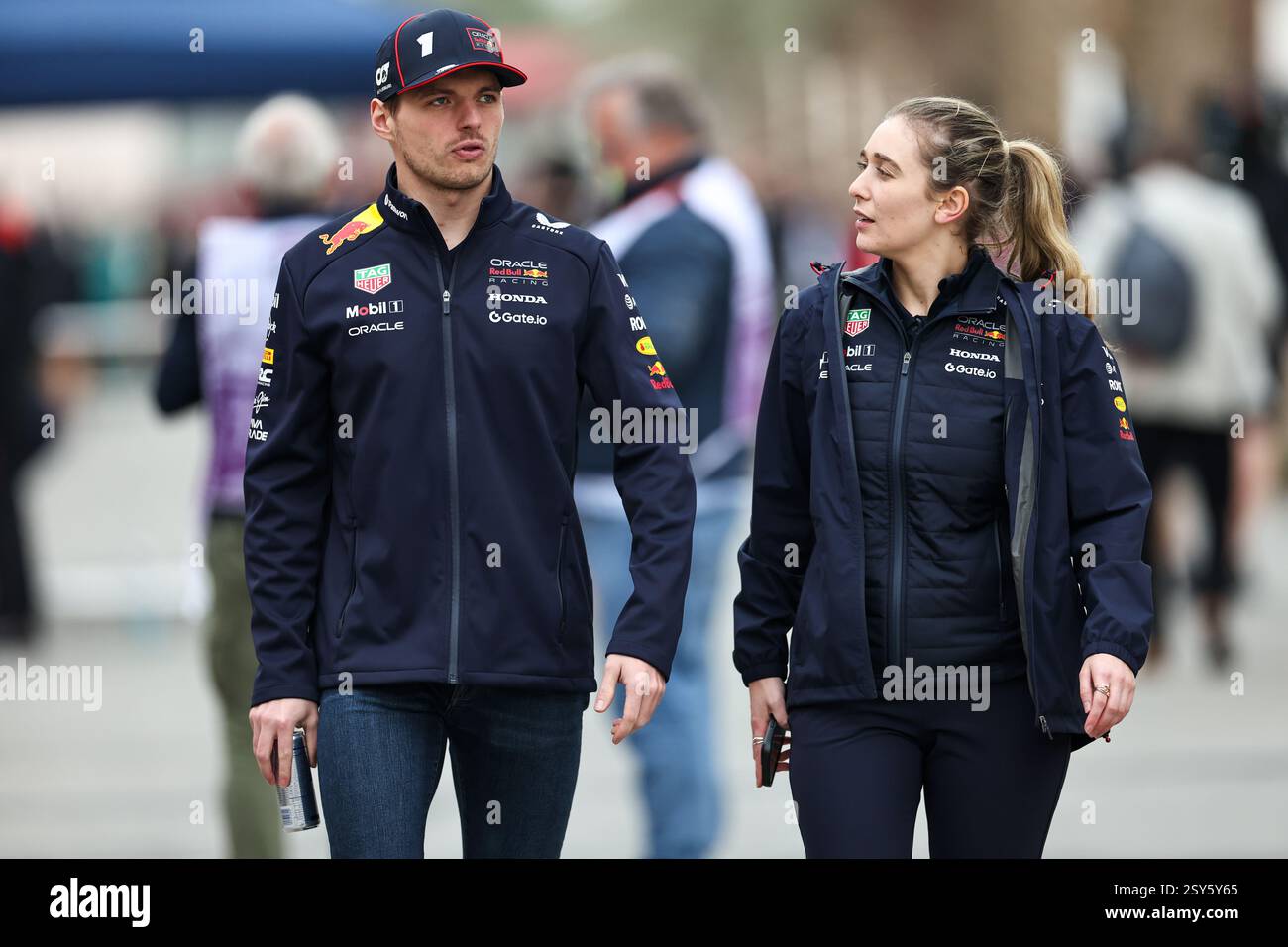 BAHRAIN, BAHRAIN - 27. FEBRUAR: Max Verstappen aus den Niederlanden und Oracle Red Bull Racing Walk mit seiner PR am zweiten Tag der F1-Tests auf dem Bahrain International Circuit am 27. Februar 2025 in Bahrain, Bahrain. (Foto: Qian Jun/Alamy Live News) Stockfoto