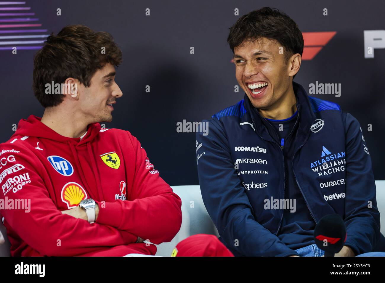BAHRAIN, BAHRAIN - 27. FEBRUAR: Alexander Albon aus Thailand und Atlassian Williams Racing lachen bei der Pressekonferenz während des zweiten F1-Testtages auf dem Bahrain International Circuit am 27. Februar 2025 in Bahrain. (Foto: Qian Jun/Alamy Live News) Stockfoto