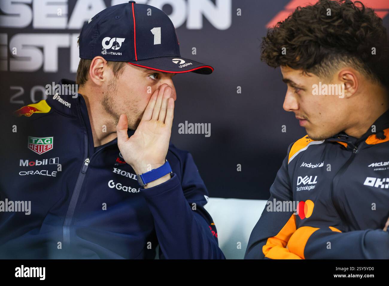 BAHRAIN, BAHRAIN - 27. FEBRUAR: Max Verstappen aus den Niederlanden und Oracle Red Bull Racing unterhalten sich mit Lando Norris aus Großbritannien und dem McLaren F1 Team bei der Pressekonferenz während des zweiten F1-Testtages auf dem Bahrain International Circuit am 27. Februar 2025 in Bahrain. (Foto: Qian Jun/Alamy Live News) Stockfoto
