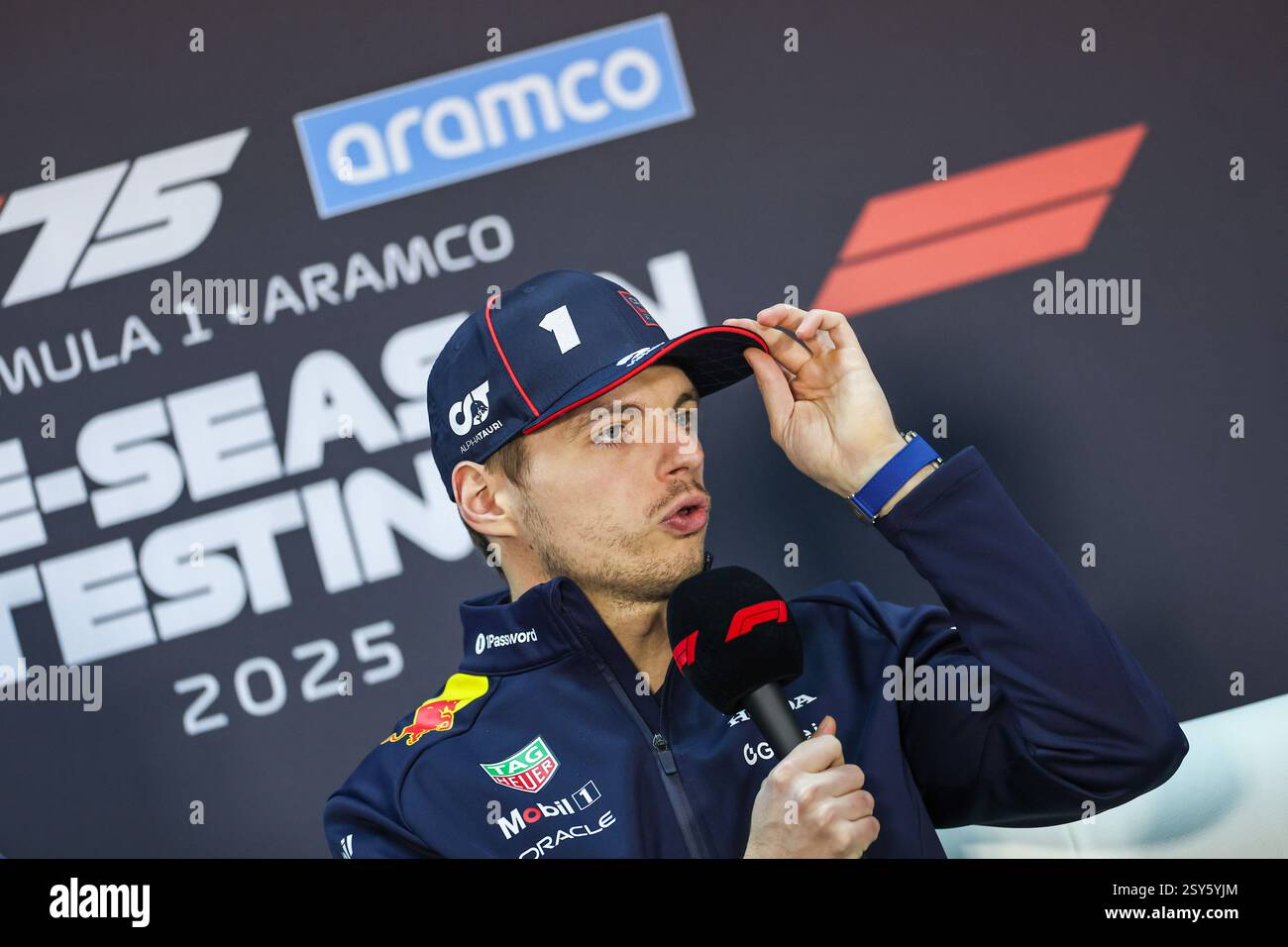 BAHRAIN, BAHRAIN - 27. FEBRUAR: Max Verstappen aus den Niederlanden und Oracle Red Bull Racing nehmen am 27. Februar 2025 in Bahrain, Bahrain, an der Pressekonferenz Teil. (Foto: Qian Jun/Alamy Live News) Stockfoto