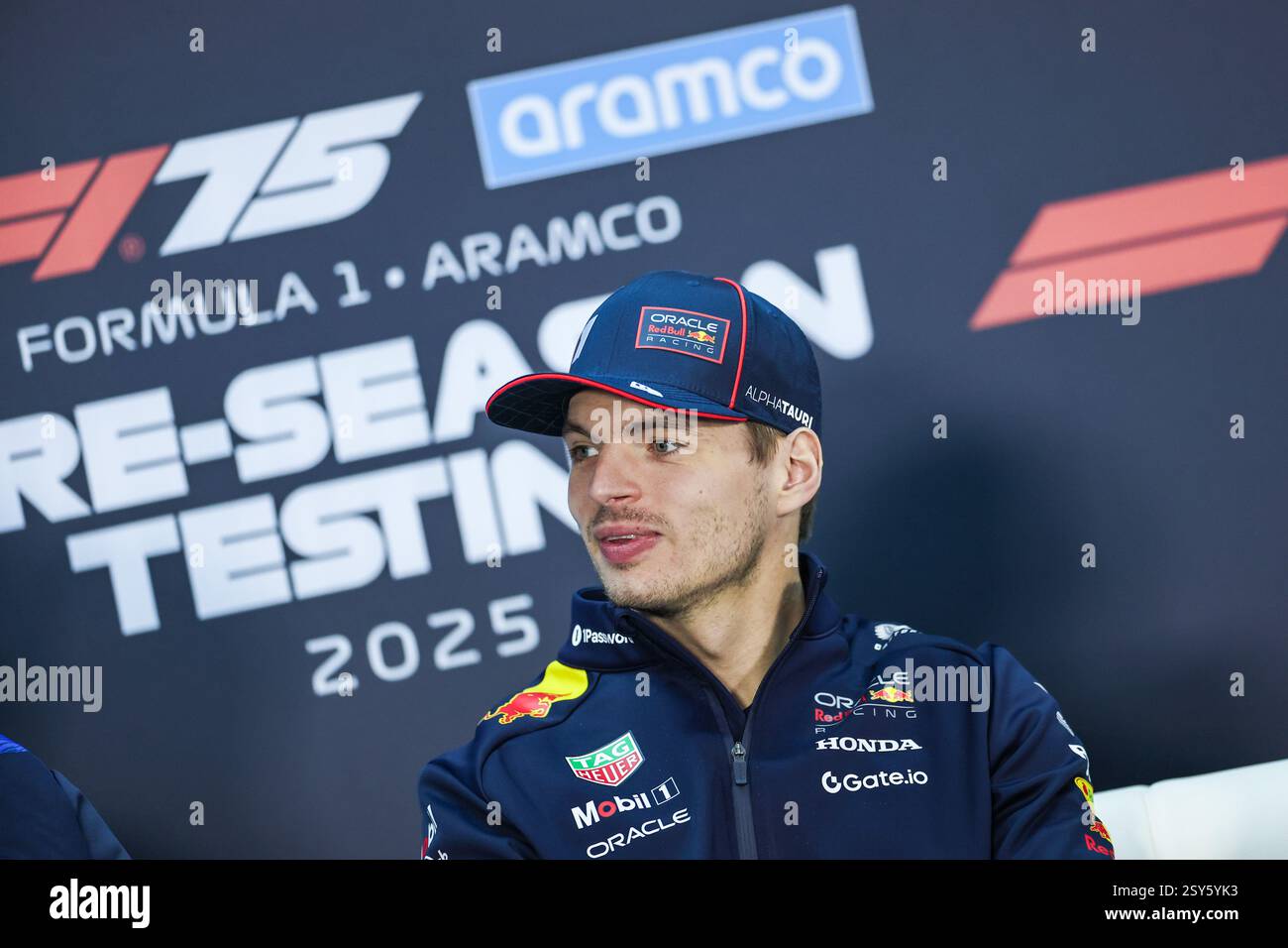 BAHRAIN, BAHRAIN - 27. FEBRUAR: Max Verstappen aus den Niederlanden und Oracle Red Bull Racing nehmen am 27. Februar 2025 in Bahrain, Bahrain, an der Pressekonferenz Teil. (Foto: Qian Jun/Alamy Live News) Stockfoto