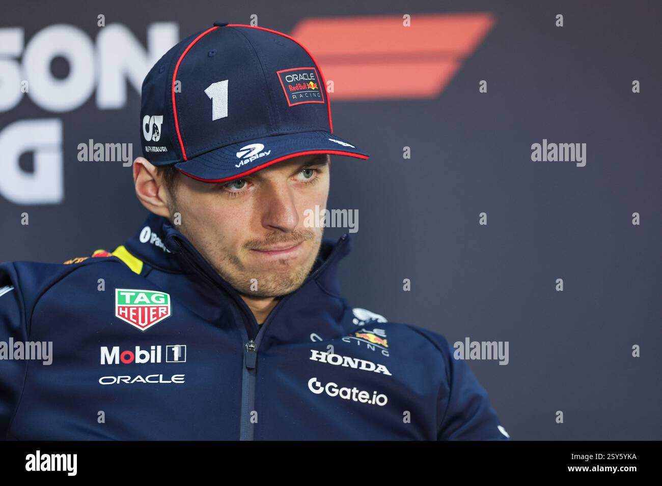 BAHRAIN, BAHRAIN - 27. FEBRUAR: Max Verstappen aus den Niederlanden und Oracle Red Bull Racing nehmen am 27. Februar 2025 in Bahrain, Bahrain, an der Pressekonferenz Teil. (Foto: Qian Jun/Alamy Live News) Stockfoto