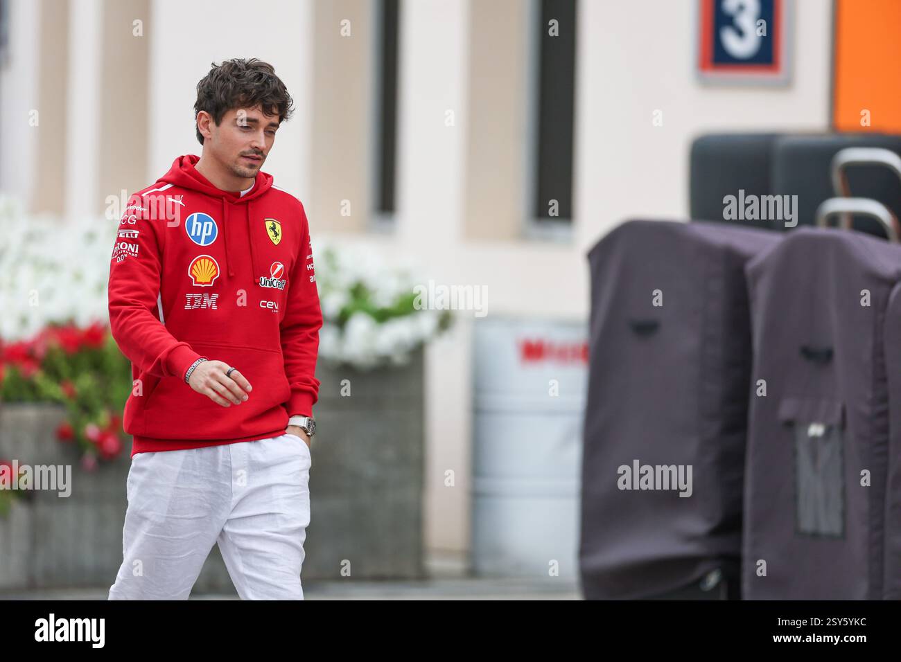 BAHRAIN, BAHRAIN - 27. FEBRUAR: Charles Leclerc aus Monaco und Scuderia Ferrari im Fahrerlager während des zweiten F1-Testtages auf dem Bahrain International Circuit am 27. Februar 2025 in Bahrain. (Foto: Qian Jun/Alamy Live News) Stockfoto