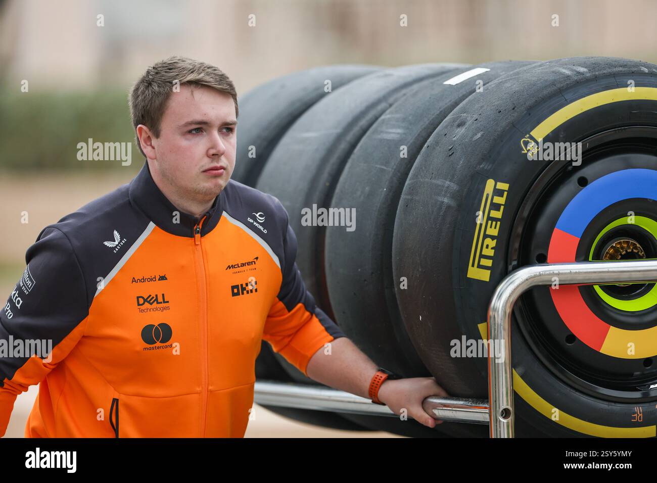 BAHRAIN, BAHRAIN - 27. FEBRUAR: Ein McLaren-Mechaniker bewegt die Reifen im Fahrerlager während des zweiten F1-Tests auf dem Bahrain International Circuit am 27. Februar 2025 in Bahrain, Bahrain. (Foto: Qian Jun/Alamy Live News) Stockfoto