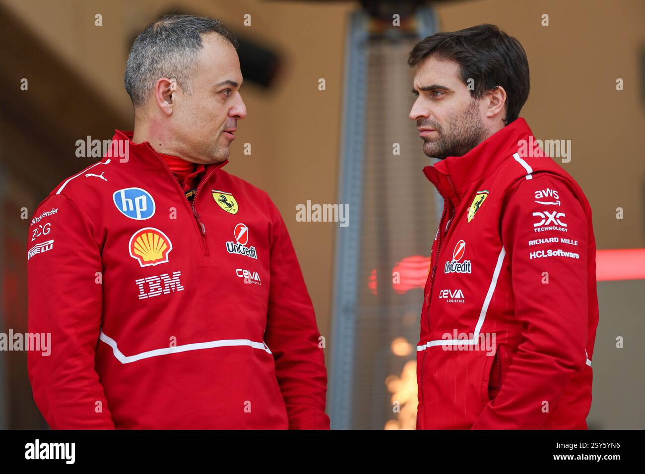 BAHRAIN, BAHRAIN - 27. FEBRUAR: Diego Ioverno aus Italien und Scuderia Ferrari und Jerome d'Ambrosio aus Belgien und Scuderia Ferrari während des zweiten F1-Testtages auf dem Bahrain International Circuit am 27. Februar 2025 in Bahrain. (Foto: Qian Jun/Alamy Live News) Stockfoto