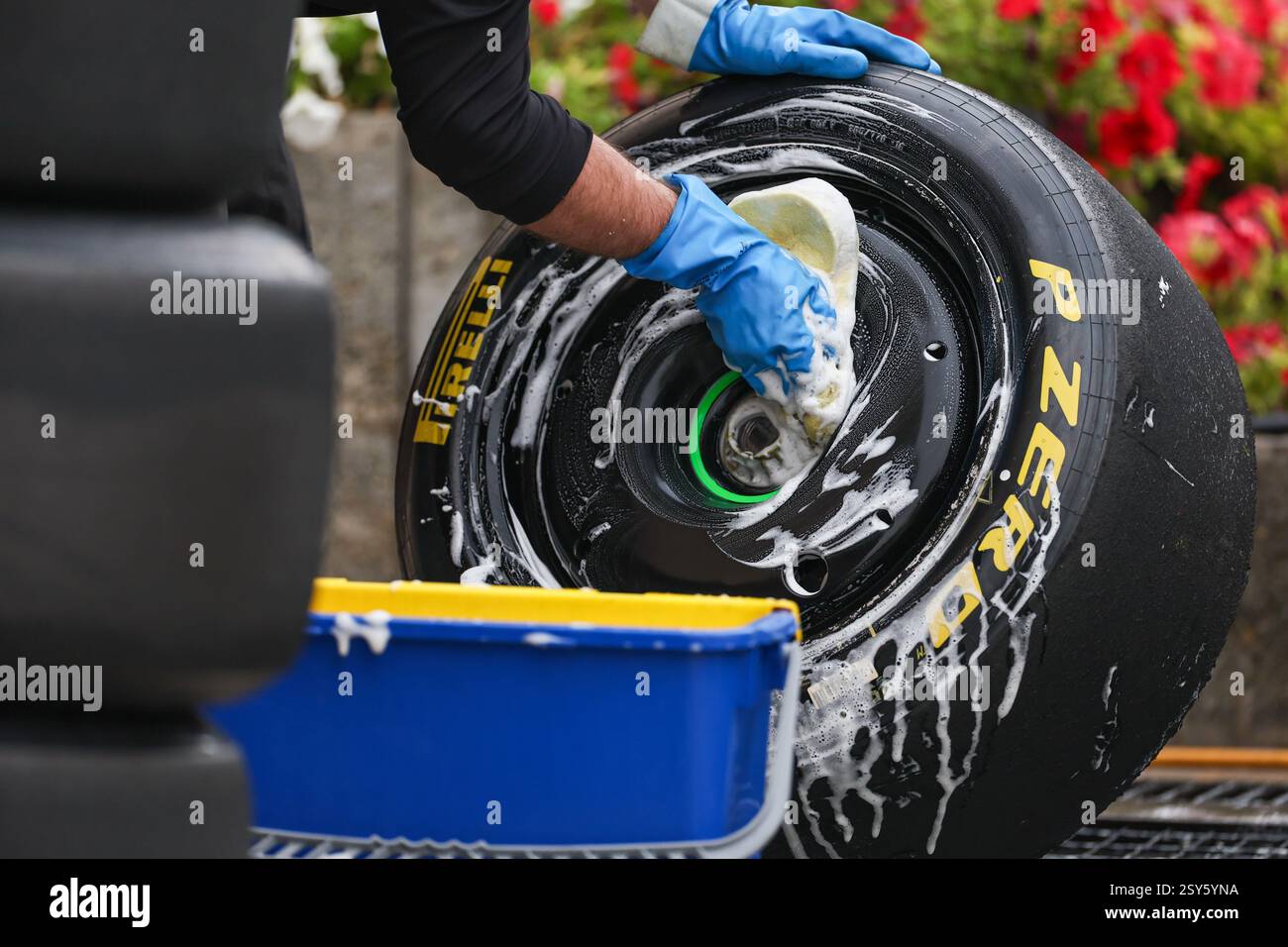 BAHRAIN, BAHRAIN - 27. FEBRUAR: Reifenwäsche am zweiten Tag der F1-Tests auf dem Bahrain International Circuit am 27. Februar 2025 in Bahrain, Bahrain. (Foto: Qian Jun/Alamy Live News) Stockfoto