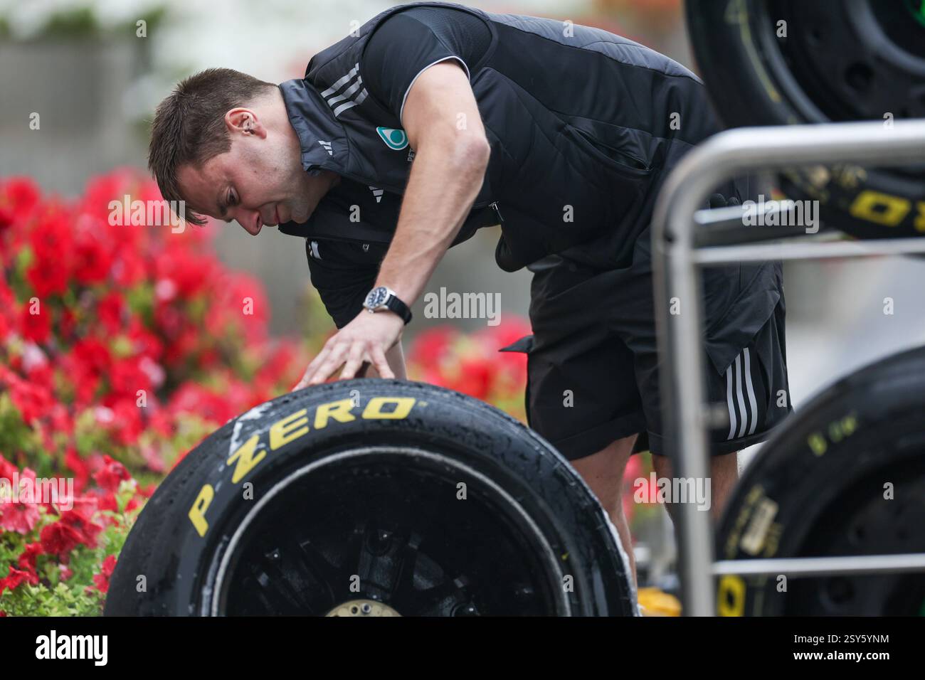 BAHRAIN, BAHRAIN - 27. FEBRUAR: Reifenwäsche am zweiten Tag der F1-Tests auf dem Bahrain International Circuit am 27. Februar 2025 in Bahrain, Bahrain. (Foto: Qian Jun/Alamy Live News) Stockfoto