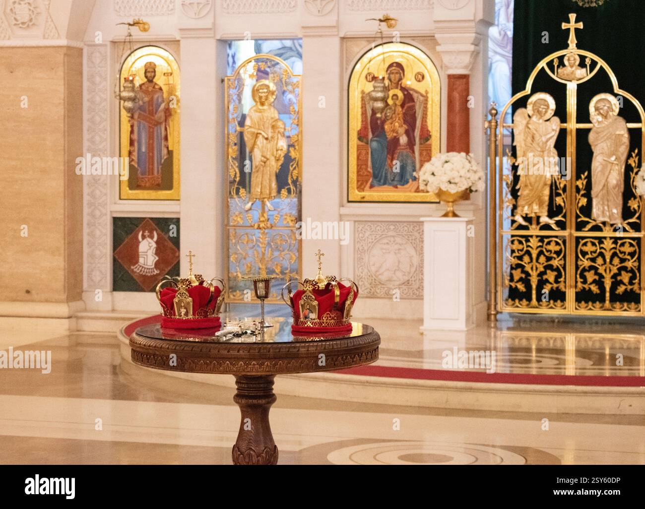 Zwei goldene Hochzeitskronen in der orthodoxen Kirche während der Hochzeitszeremonie Stockfoto