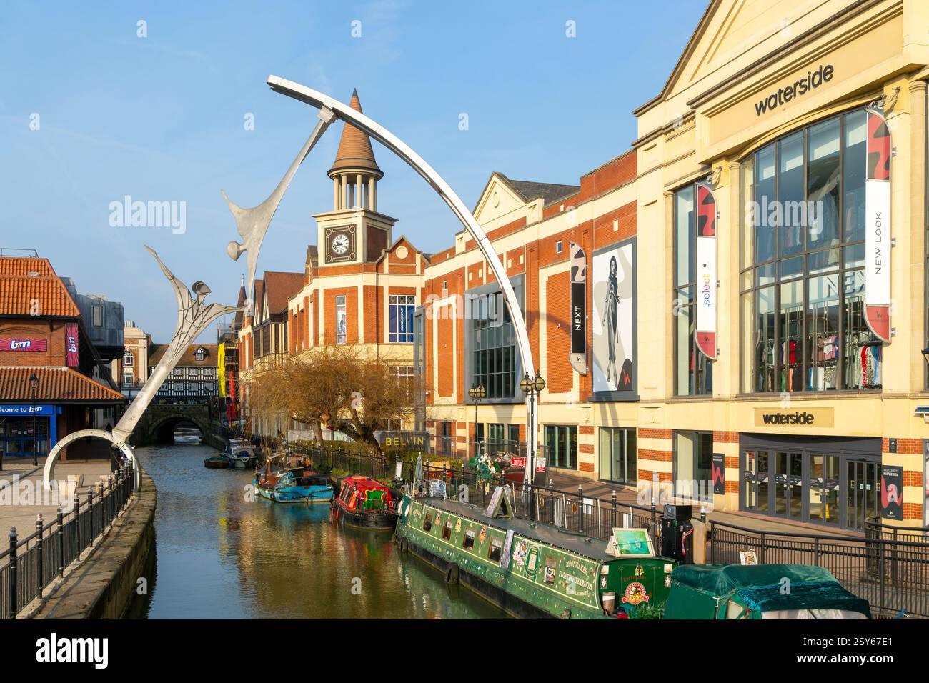 Narrow Boats River Witham Waterside Shopping Centre, Lincoln, Lincolnshire, England, Großbritannien - Millennium Empowerment Skulptur von Stephen Broadbent Stockfoto