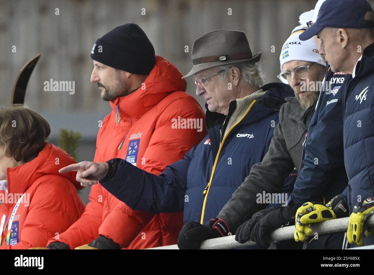 Trondheim, Norwegen. Februar 2025. TRONDHEIM, NORWEGEN 20250227 Schwedens König Carl Gustaf zusammen mit Norwegens Kronprinz Haakon und Schwedens Sportminister Jakob Forssmed (KD) auf den Tribünen während der Sprintwettbewerbe bei der FIS Nordischen Ski-Weltmeisterschaft 2025 in Trondheim. Foto: Fredrik Sandberg/TT/Code 10080 Credit: TT News Agency/Alamy Live News Stockfoto