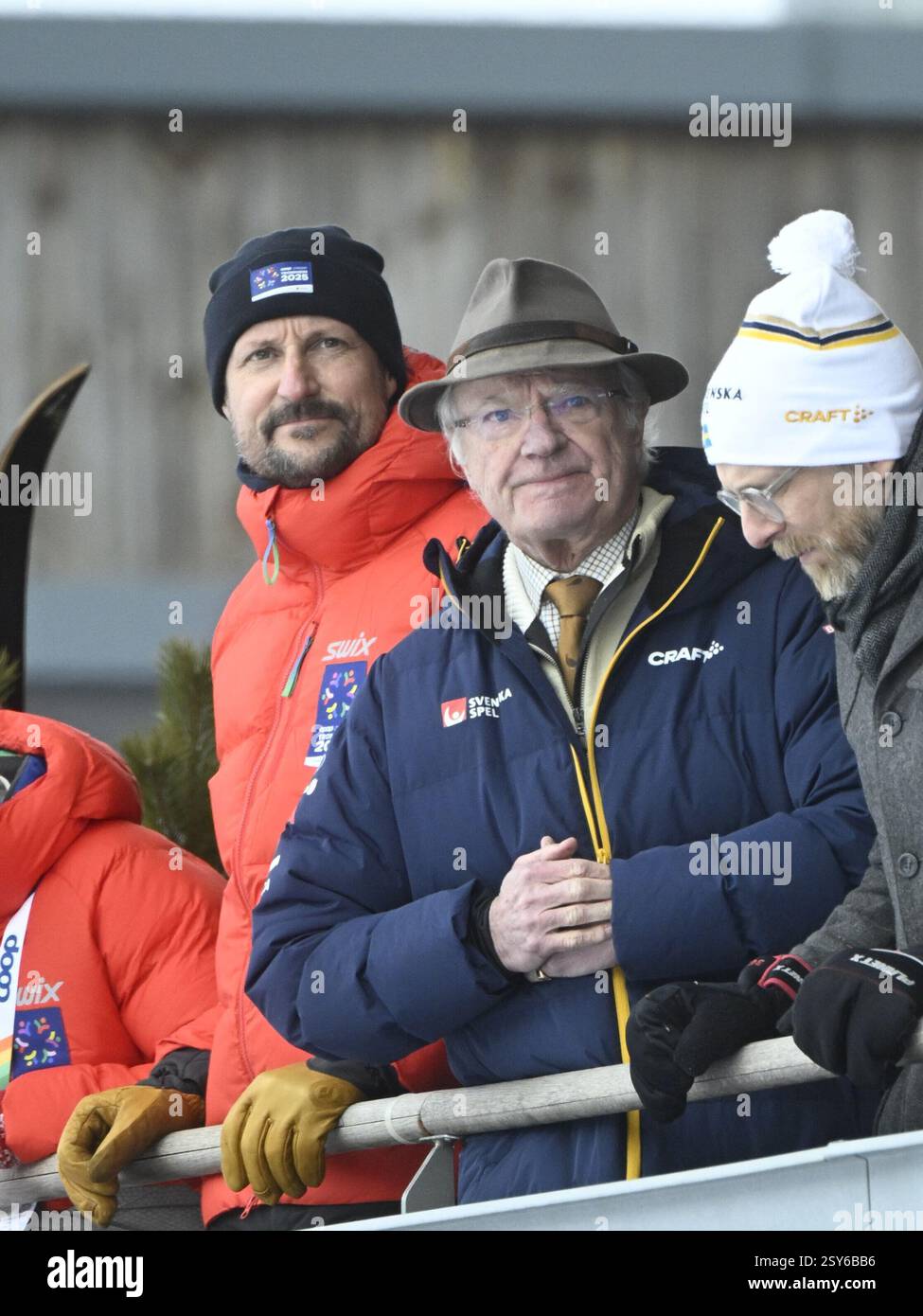 Trondheim, Norwegen. Februar 2025. TRONDHEIM, NORWEGEN 20250227 Schwedens König Carl Gustaf zusammen mit Norwegens Kronprinz Haakon und Schwedens Sportminister Jakob Forssmed (KD) auf den Tribünen während der Sprintwettbewerbe bei der FIS Nordischen Ski-Weltmeisterschaft 2025 in Trondheim. Foto: Fredrik Sandberg/TT/Code 10080 Credit: TT News Agency/Alamy Live News Stockfoto