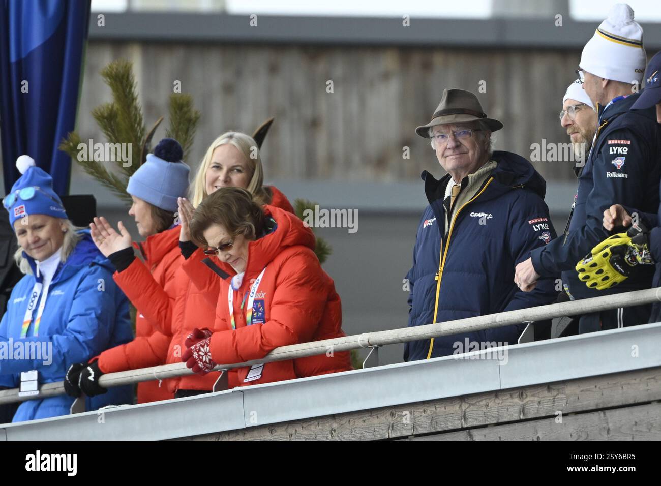 Trondheim, Norwegen. Februar 2025. TRONDHEIM, NORWEGEN 20250227 Schwedens König Carl Gustaf, Norwegens Kronprinzessin Mette-Marit und Königin Sonja sowie Schwedens Sportminister Jakob Forssmed (KD) auf den Tribünen während der Sprintwettbewerbe bei den FIS Nordischen Ski-Weltmeisterschaften 2025 in Trondheim. Foto: Fredrik Sandberg/TT/Code 10080 Credit: TT News Agency/Alamy Live News Stockfoto