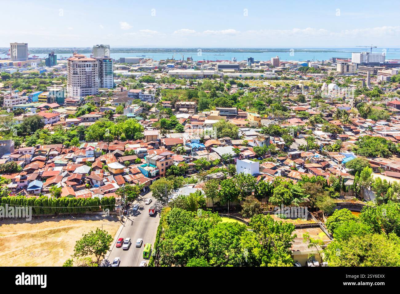 Das Stadtbild von Cebu City auf den Philippinen zeigt eine Mischung aus Gebäuden, Strukturen und Häusern, die das städtische Wachstum und das pulsierende lokale Leben widerspiegeln Stockfoto Das Stadtbild von Cebu City auf den Philippinen zeigt eine Mischung aus Gebäuden, Strukturen und Häusern, die das städtische Wachstum und das pulsierende lokale Leben widerspiegeln Stockfoto