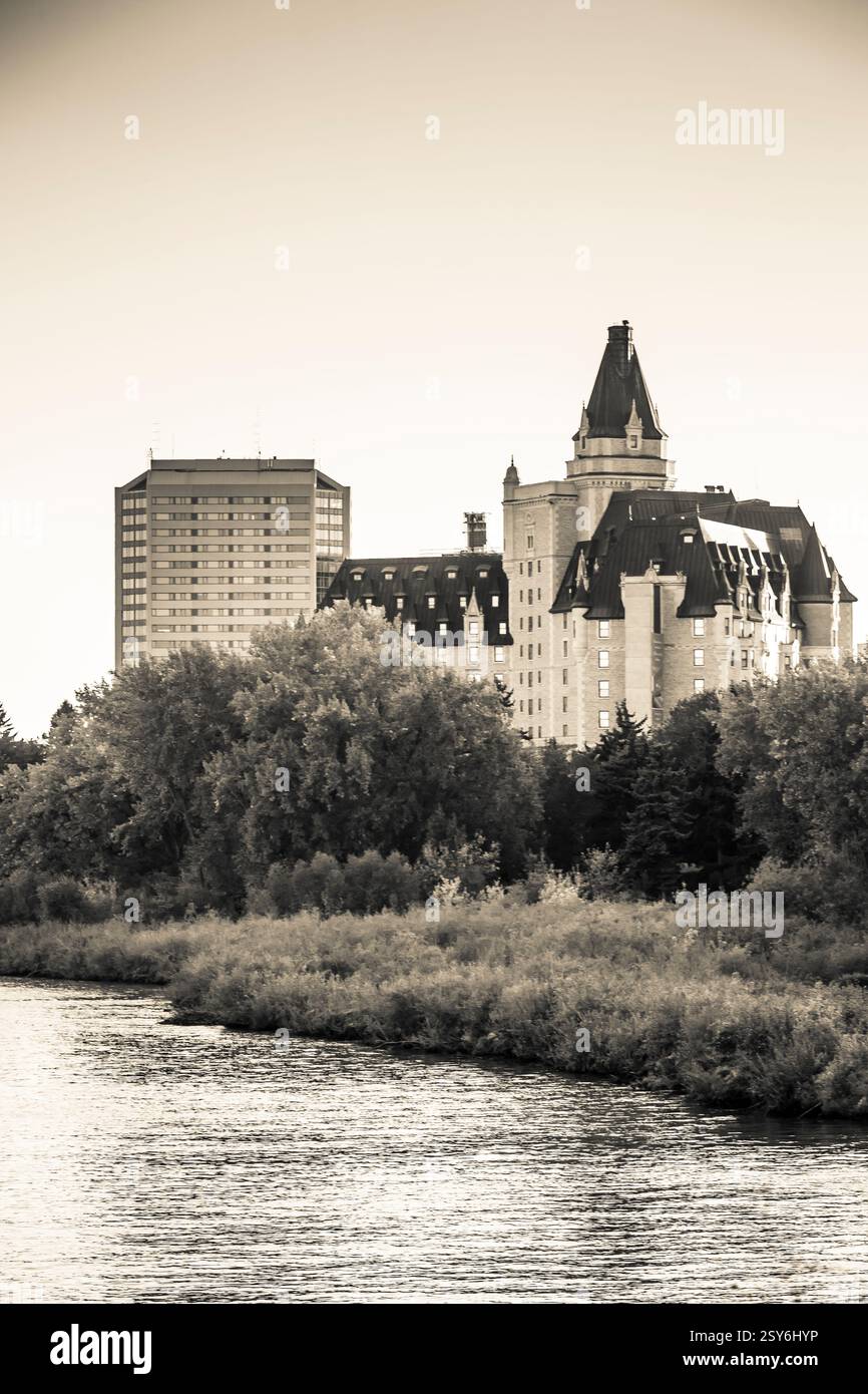 Stadt mit einem großen Gebäude und einer Burg. Die Burg befindet sich auf der rechten Seite des Bildes Stockfoto