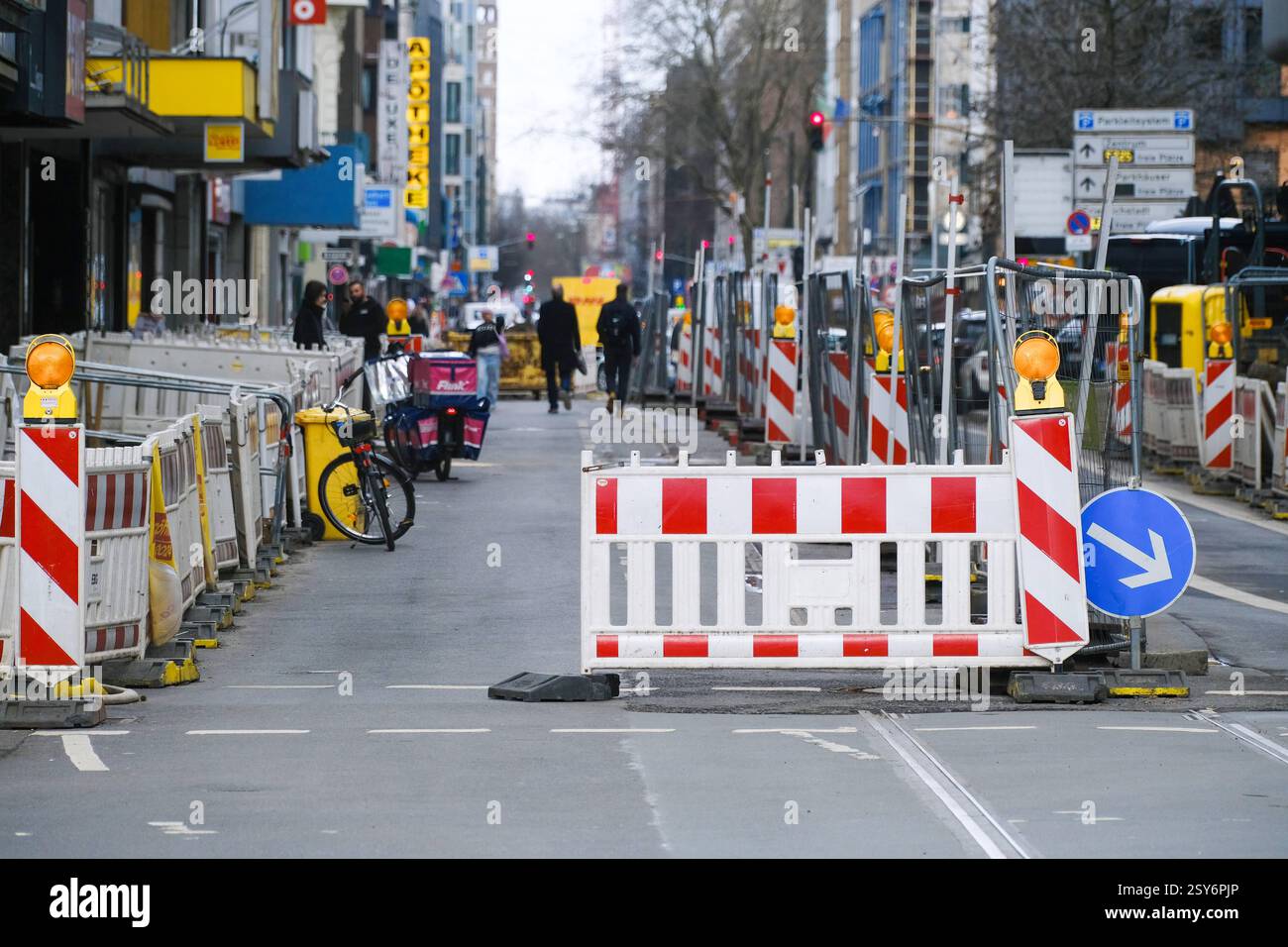 Düsseldorf 27.02.2025 Baustelle Friedrichstraße Friedrichstraße Kanalbauarbeiten Tiefbauarbeiten Versorgungsrohre Fernwärme Fernwärmeleitungen Gasleitungen Wasserrohre Mischwasserkanal Düsseldorf Nordrhein-Westfalen Deutschland *** Düsseldorf 27 02 2025 Baustelle Friedrichstraße Friedrichstraße Kanalbau Tiefbauarbeiten Versorgungsrohre Fernwärme Fernwärmeleitungen Gasleitungen Wasserrohre Wasserrohre Wasserrohre Wasserrohre kombinierte Kanalisation Düsseldorf Nordrhein-Westfalen Deutschland Stockfoto