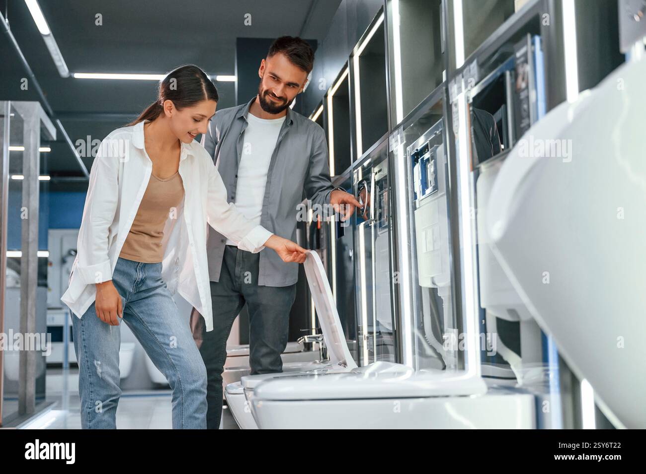 Zwei Leute sind im Laden der Waren für das Haus. Stockfoto