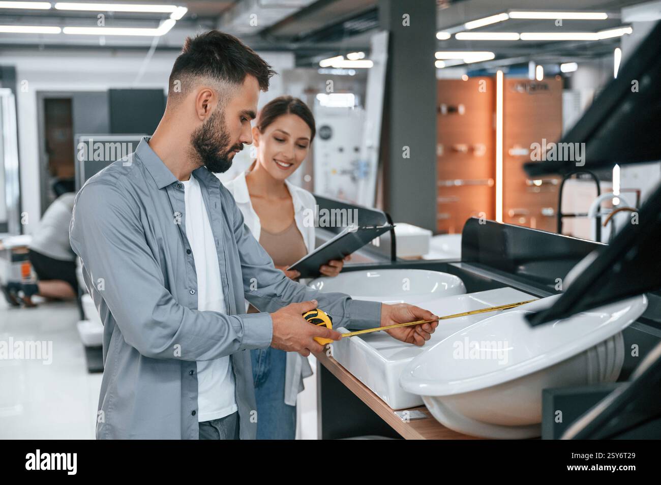 Zwei Leute sind im Laden der Waren für das Haus. Stockfoto