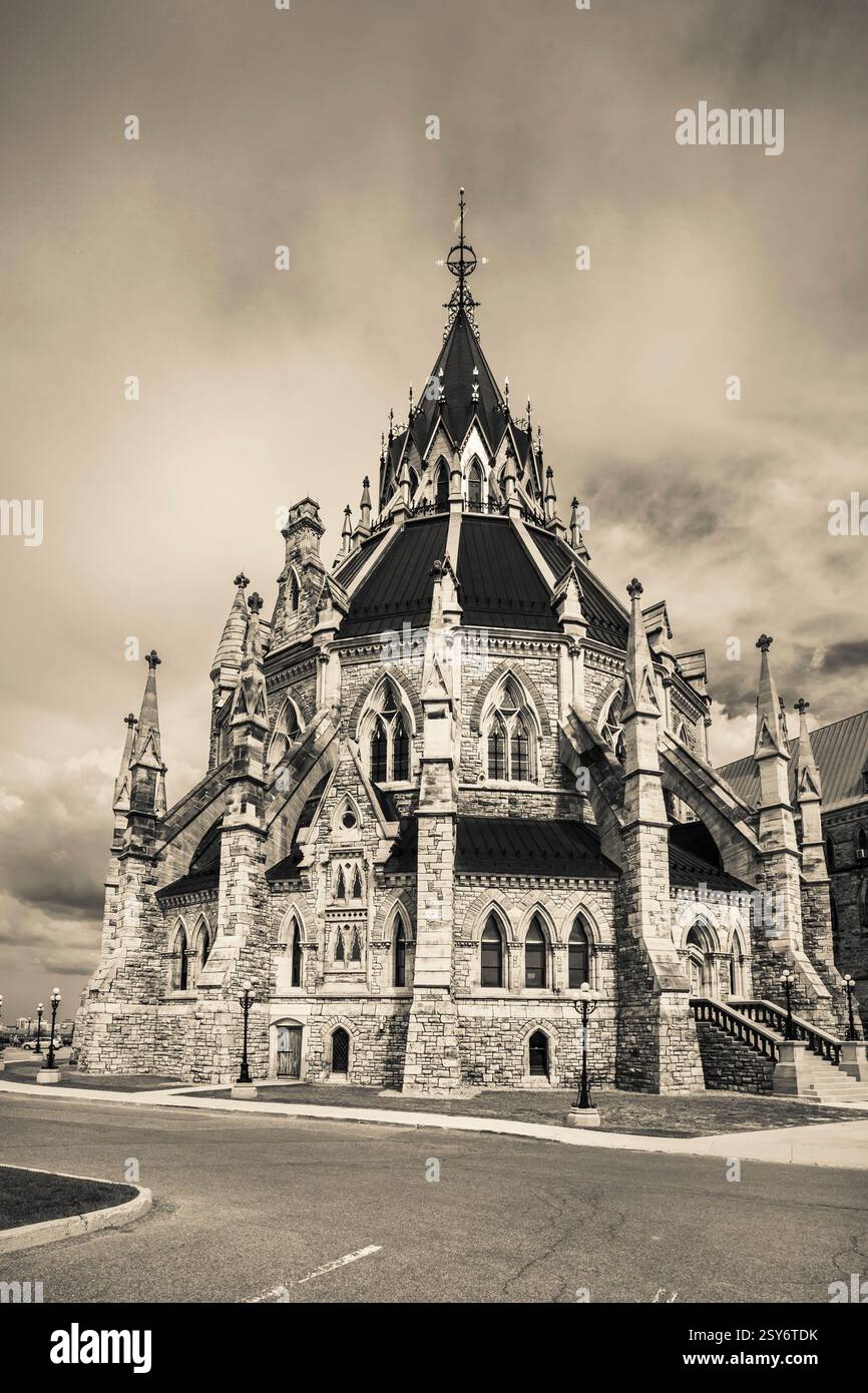 Großes Gebäude mit einem Turm und einem Uhrenturm. Das Gebäude ist alt und hat viele Details Stockfoto