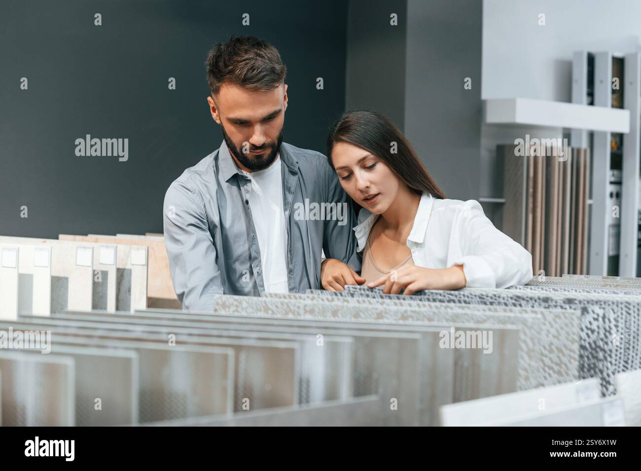 Zusammen drinnen. Frau und Mann sind im Laden der Waren für das Haus. Stockfoto