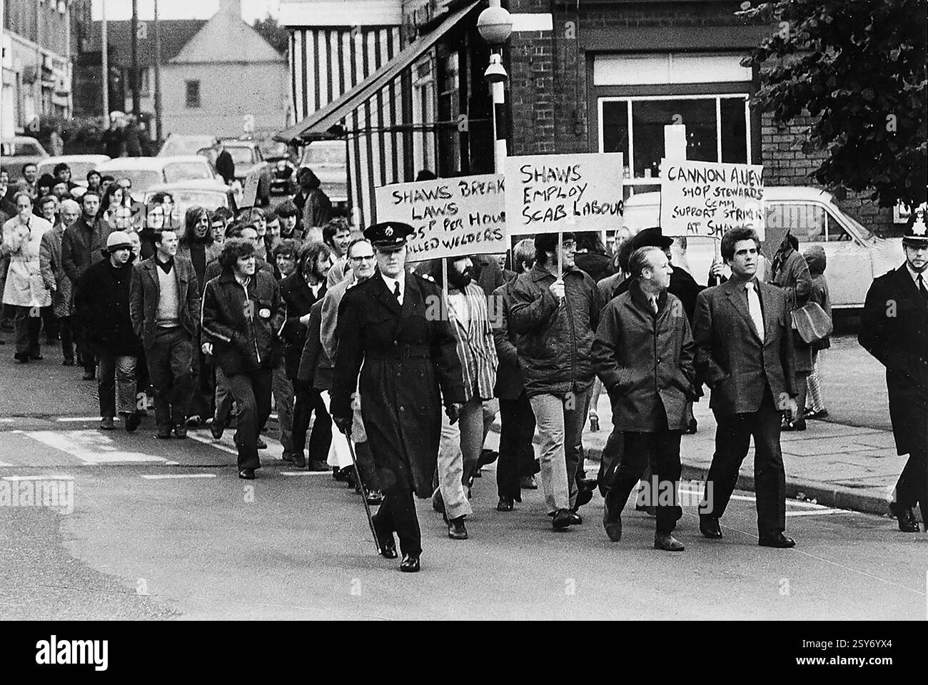 Gewerkschafter protestieren gegen die Anerkennung der gewerkschaften bei der Firma H F Shaw in Lower Gornal, West Midlands. An der Spitze des marsches steht (rechts) Councillor Dennis Turner, der später Labour-Abgeordneter für Bilston und Baron Bilston wurde, als er in den Ruhestand ging. September 1972. Stockfoto
