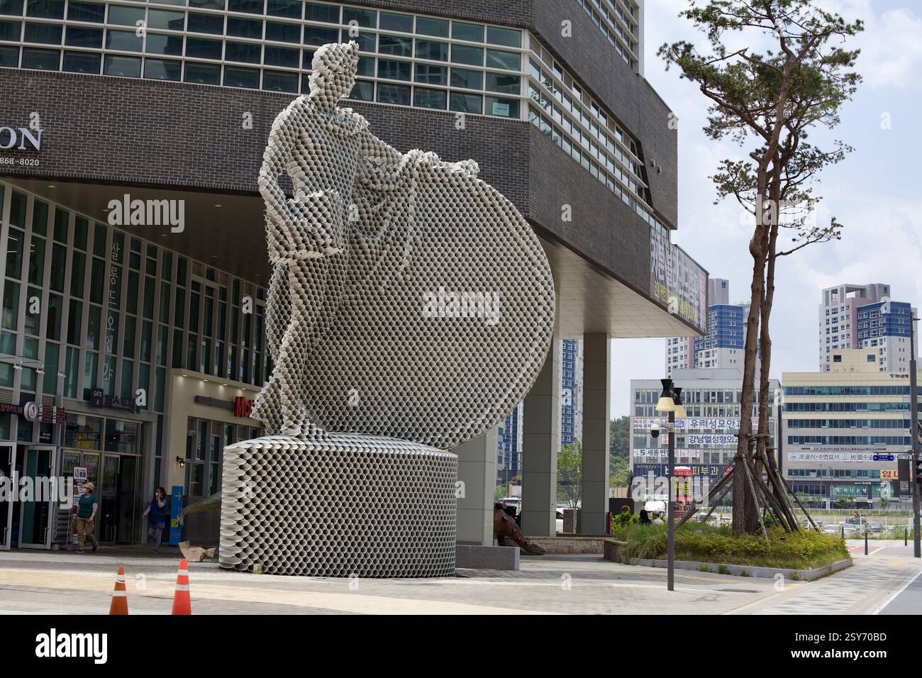Sejong City, Südkorea - 26. Mai 2021: Eine zeitgenössische Skulptur mit einzigartigem geometrischem Design steht vor dem Einkaufszentrum Urban Atrium, Stockfoto