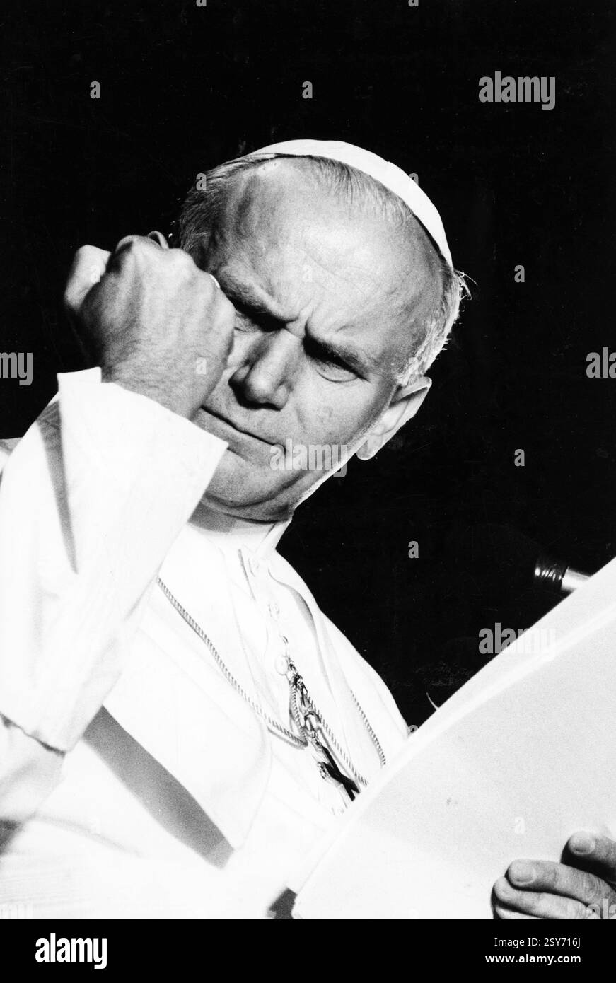 1 Giugno 1980 ParigiArchivio StoricoOlycom/LapressePapa Giovanni Paolo II (nato Karol Józef Wojtyla, Wadowice, 18 maggio 1920 &#x2013; Citt&#xe0; del Vaticano, 2 april 2005) &#xe8; stato il 264&#xba; Papa della Chiesa cattolica e vescovo#di Roma, 6xdella; Vaticano; xedella; Vaticano. Fu eletto Papa il 16 ottobre 1978. In seguito alla causa di beatificazione, il 1&#xba; maggio 2011 &#xe8; stato beatificato dal suo Nachfolgepapa Benedetto XVI; viene festeggiato nel giorno del suo insediamento, il 22 ottobre. Nella storia della Chiesa, non accadeva da circa un Millenn Stockfoto