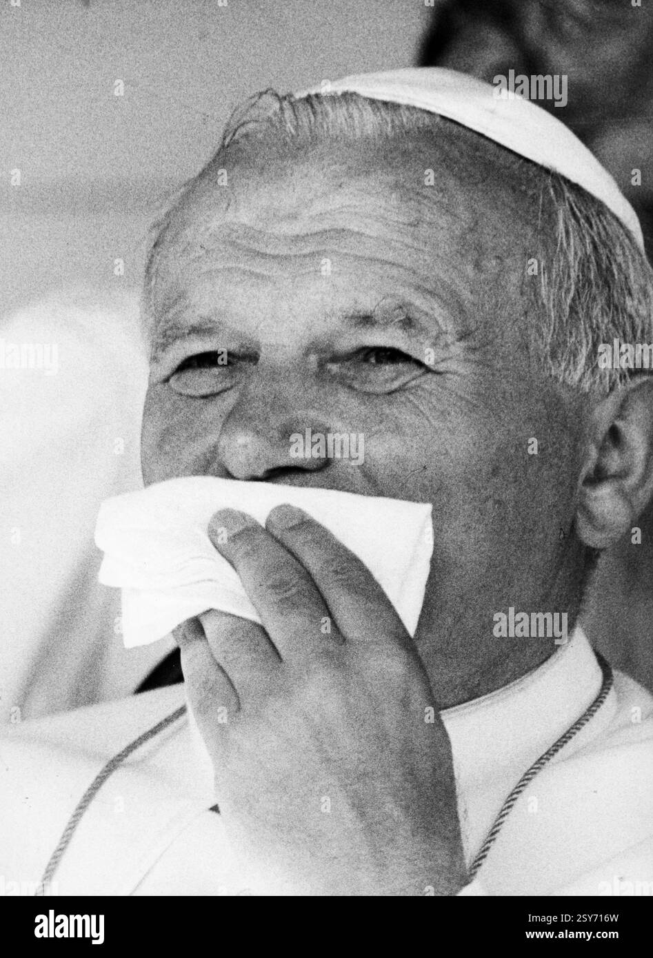 Anni '90Archivio StoricoOlycom/LapressePapa Giovanni Paolo II (nato Karol Józef Wojtyla, Wadowice, 18 maggio 1920 &#x2013; Citt&#xe0; del Vaticano, 2. april 2005) &#xe8; stato il 264&#xba; Papa della Chiesa cattolica e vescovo di Roma, 6&#xba; Vaticano; Stato; Vaticano; Vaticano; Stato; Vaticano; Vaticano; Fu eletto Papa il 16 ottobre 1978. In seguito alla causa di beatificazione, il 1&#xba; maggio 2011 &#xe8; stato beatificato dal suo Nachfolgepapa Benedetto XVI; viene festeggiato nel giorno del suo insediamento, il 22 ottobre. Nella storia della Chiesa, non accadeva da circa un Millennio che un p Stockfoto