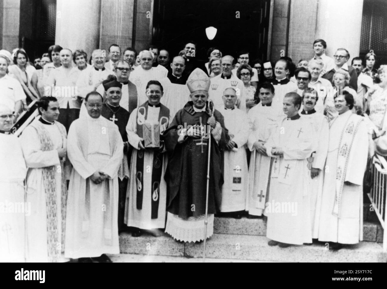 Anni '80Archivio StoricoOlycom/LapressePapa Giovanni Paolo II (nato Karol Józef Wojtyla, Wadowice, 18 maggio 1920 &#x2013; Citt&#xe0; del Vaticano, 2. april 2005) &#xe8; stato il 264&#xba; Papa della Chiesa cattolica e vescovo di Roma, 6&#xba; Vaticano; Stato; Vaticano; Vaticano; Stato; Vaticano; Vaticano; Fu eletto Papa il 16 ottobre 1978. In seguito alla causa di beatificazione, il 1&#xba; maggio 2011 &#xe8; stato beatificato dal suo Nachfolgepapa Benedetto XVI; viene festeggiato nel giorno del suo insediamento, il 22 ottobre. Nella storia della Chiesa, non accadeva da circa un Millennio che un p Stockfoto