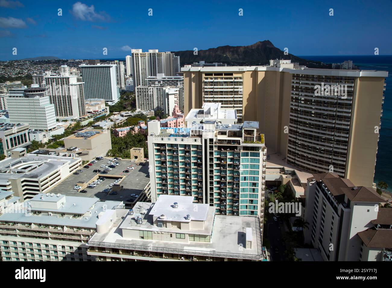 Blick auf die Stadt mit einem Hotel im Hintergrund. Das Hotel befindet sich auf der rechten Seite des Bildes Stockfoto