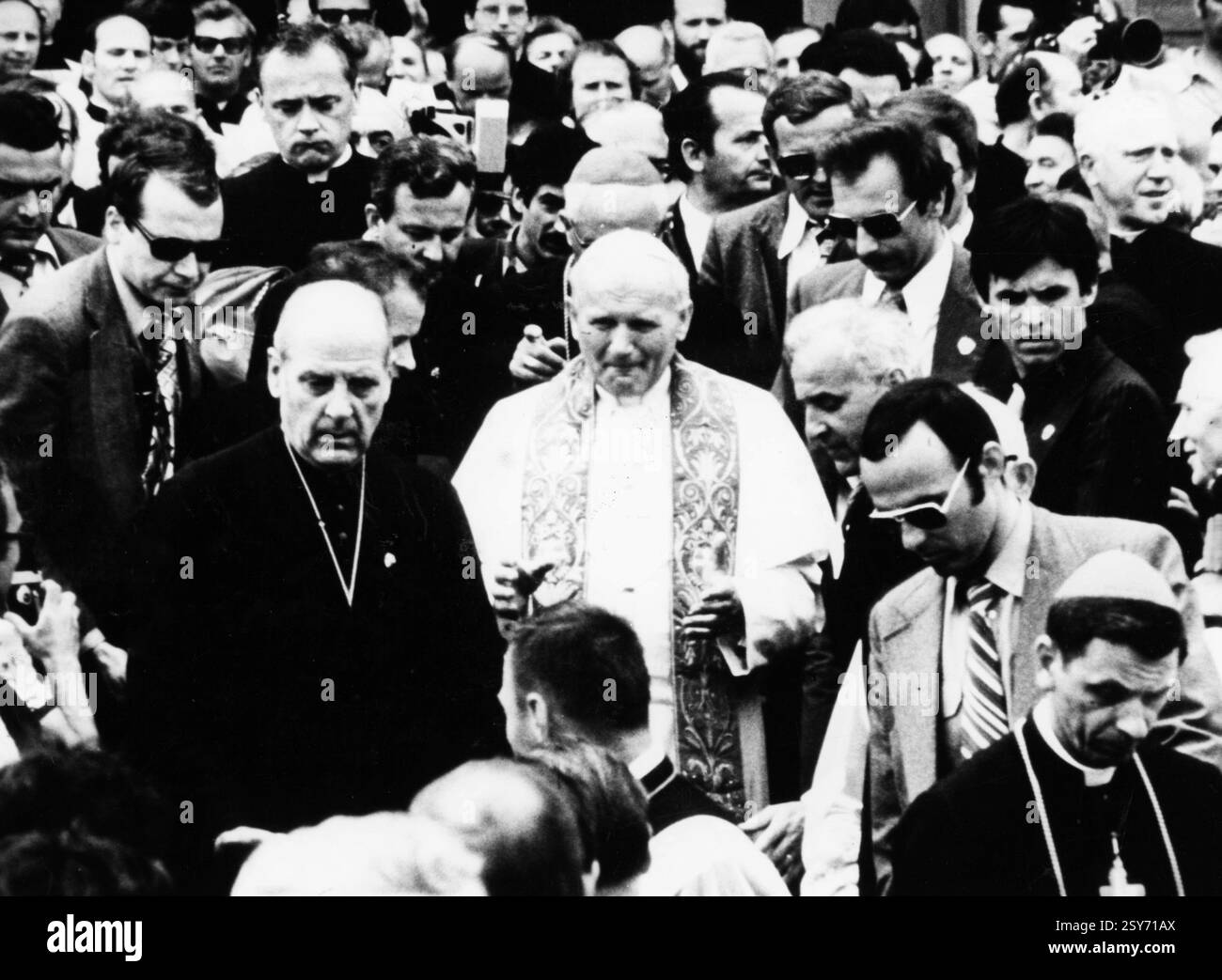 Anni '90Archivio StoricoOlycom/LapressePapa Giovanni Paolo II (nato Karol Józef Wojtyla, Wadowice, 18 maggio 1920 &#x2013; Citt&#xe0; del Vaticano, 2. april 2005) &#xe8; stato il 264&#xba; Papa della Chiesa cattolica e vescovo di Roma, 6&#xba; Vaticano; Stato; Vaticano; Vaticano; Stato; Vaticano; Vaticano; Fu eletto Papa il 16 ottobre 1978. In seguito alla causa di beatificazione, il 1&#xba; maggio 2011 &#xe8; stato beatificato dal suo Nachfolgepapa Benedetto XVI; viene festeggiato nel giorno del suo insediamento, il 22 ottobre. Nella storia della Chiesa, non accadeva da circa un Millennio che un p Stockfoto