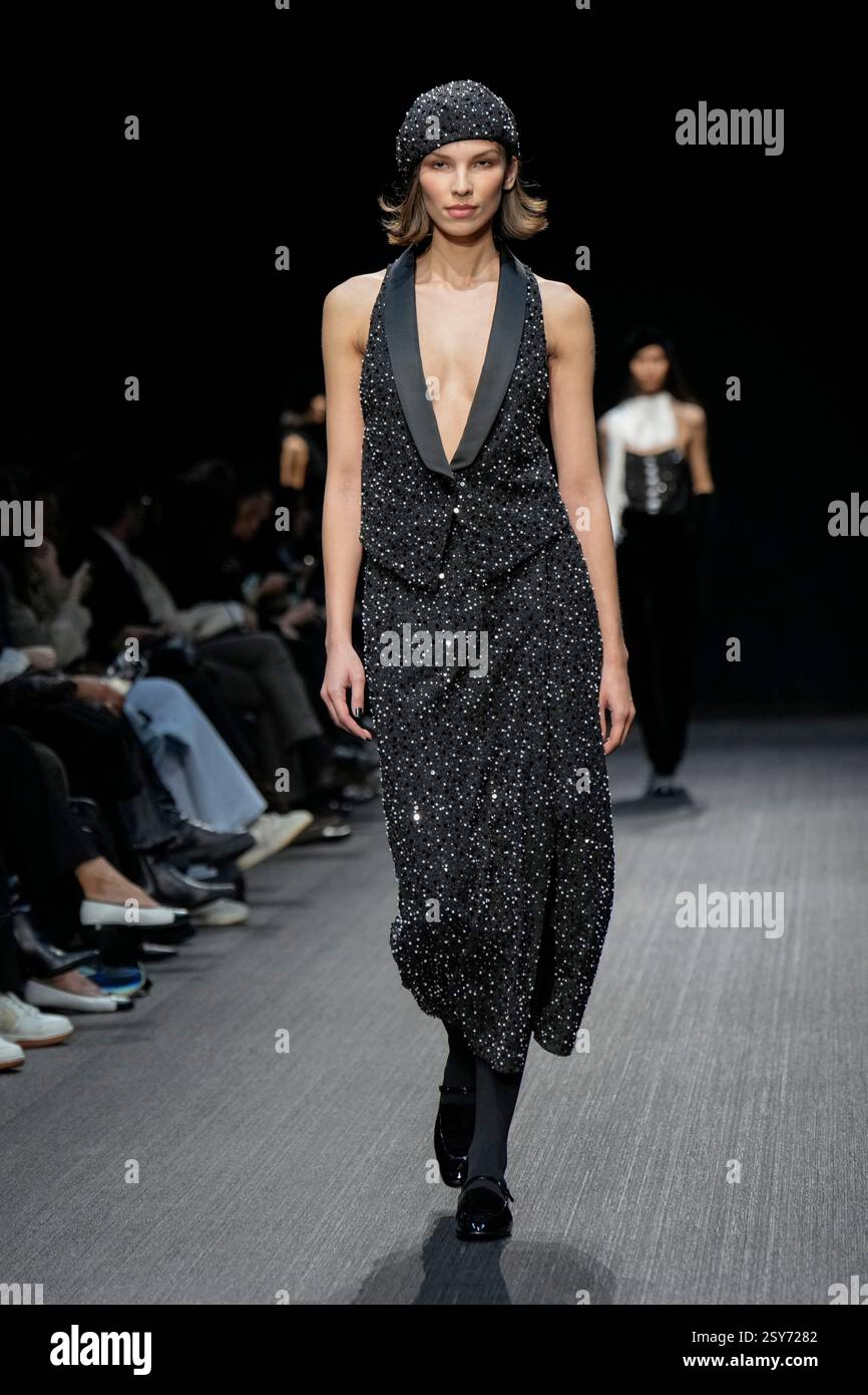 A model wears a creation as part of the Emporio Armani Fall/Winter 2025-2026 Womenswear collection presented in Milan, Italy, Thursday, Feb. 27, 2025. (AP Photo/Luca Bruno) Stockfoto