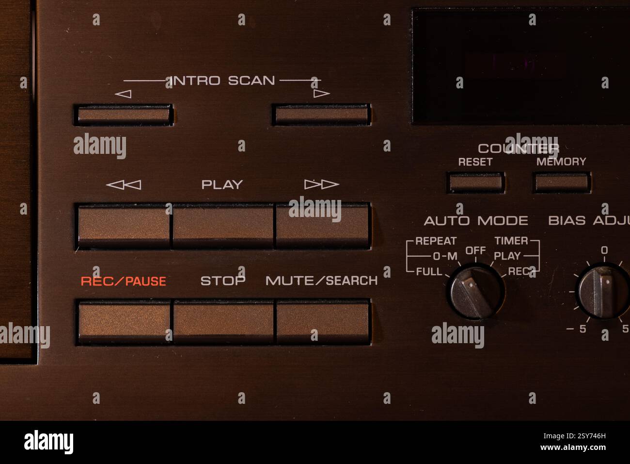 Detailansicht eines klassischen Audiokassettenspielers mit Knöpfen, Knöpfen und Metalldesign für Retro-Technologie, Tonaufnahme, A Stockfoto