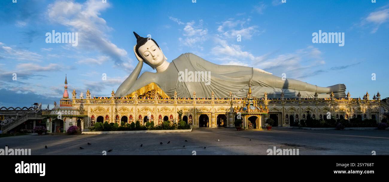 Panoramablick auf die 63 Meter lange Statue eines liegenden Buddha in der Som Rong-Pagode, Chùa Som Rong, ein berühmter spiritueller Ort in SOC Trang, Sóc Tră Stockfoto