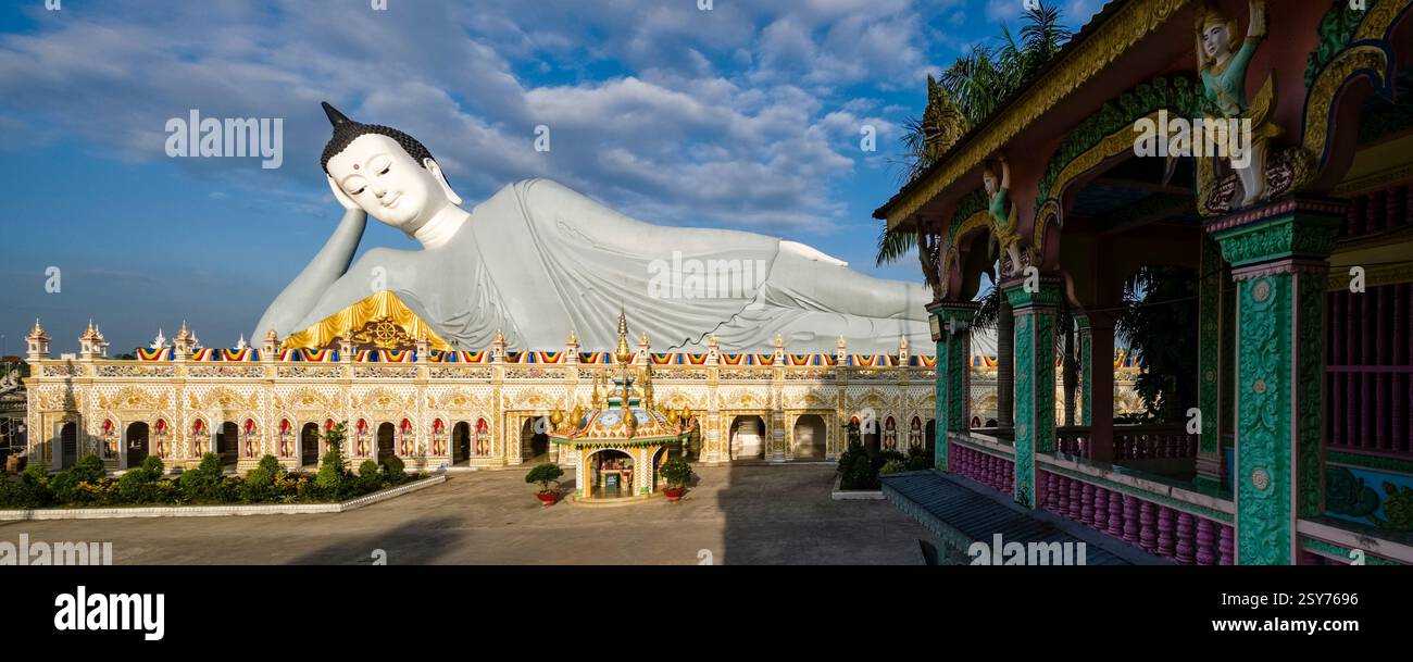 Panoramablick auf die 63 Meter lange Statue eines liegenden Buddha in der Som Rong-Pagode, Chùa Som Rong, ein berühmter spiritueller Ort in SOC Trang, Sóc Tră Stockfoto