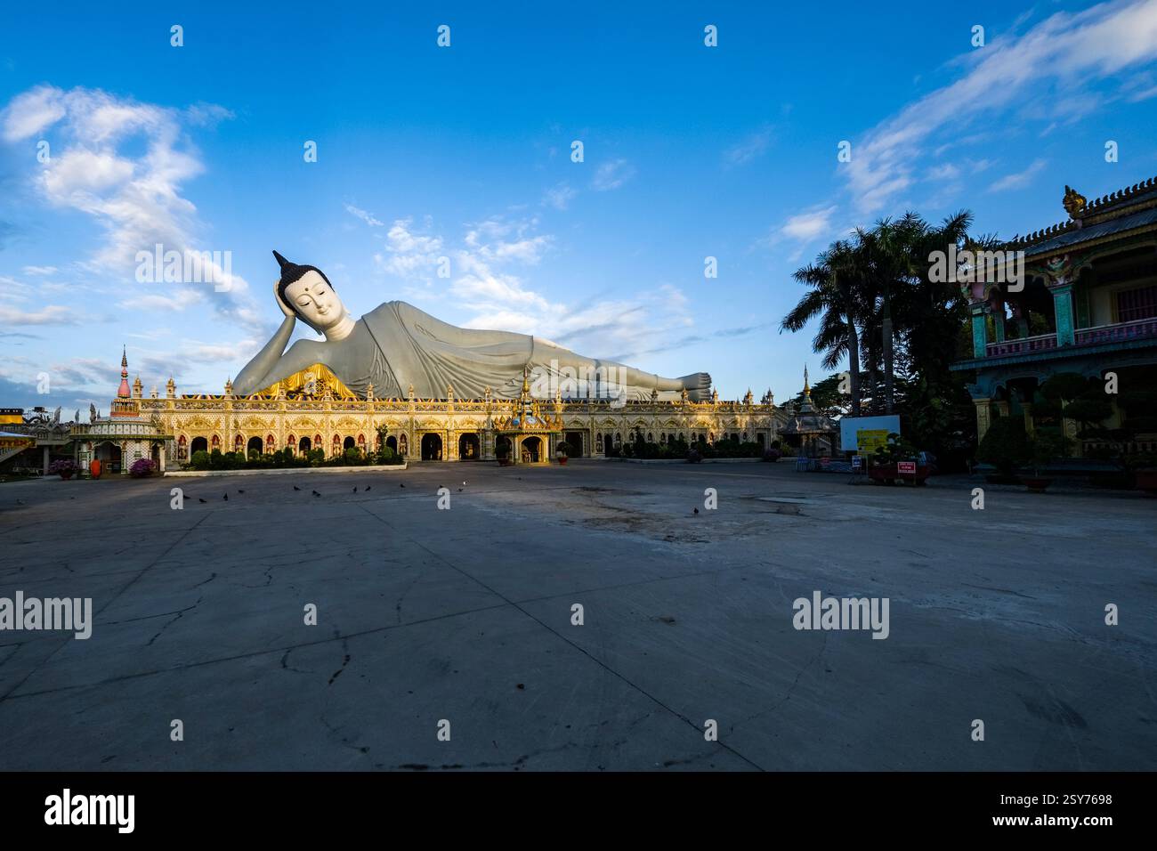 Die 63 Meter lange Statue eines liegenden Buddha in der Som Rong-Pagode, Chùa Som Rong, ein berühmter spiritueller Ort in SOC Trang, Sóc Trăng. Stockfoto