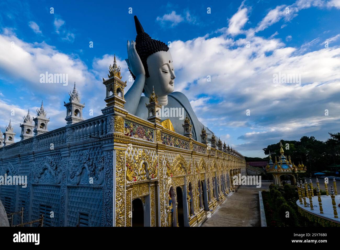 Die 63 Meter lange Statue eines liegenden Buddha in der Som Rong-Pagode, Chùa Som Rong, ein berühmter spiritueller Ort in SOC Trang, Sóc Trăng. Stockfoto