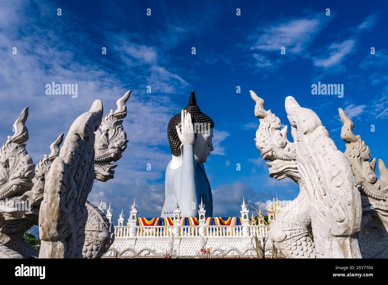 Die 63 Meter lange Statue eines liegenden Buddha in der Som Rong-Pagode, Chùa Som Rong, ein berühmter spiritueller Ort in SOC Trang, Sóc Trăng. Stockfoto