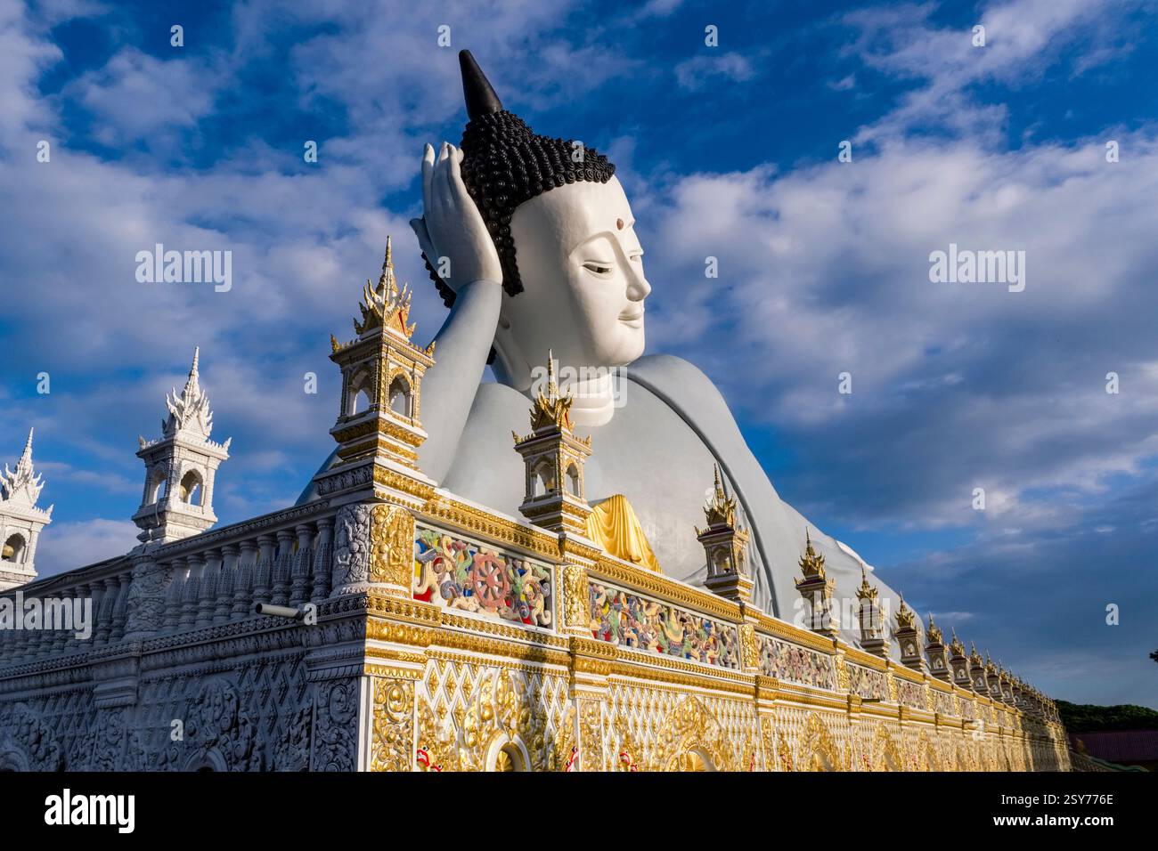 Die 63 Meter lange Statue eines liegenden Buddha in der Som Rong-Pagode, Chùa Som Rong, ein berühmter spiritueller Ort in SOC Trang, Sóc Trăng. Stockfoto