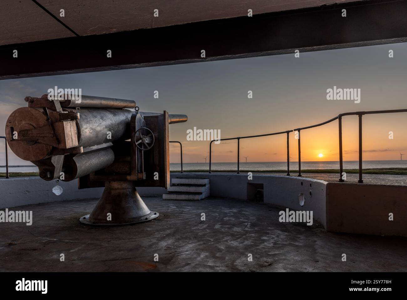 Big Gun: Sonnenaufgang über Blyth: Eine historische Waffeneinlage Stockfoto