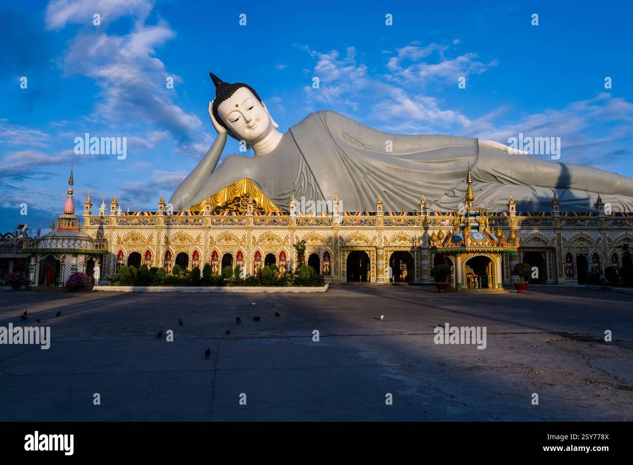 Die 63 Meter lange Statue eines liegenden Buddha in der Som Rong-Pagode, Chùa Som Rong, ein berühmter spiritueller Ort in SOC Trang, Sóc Trăng. Stockfoto