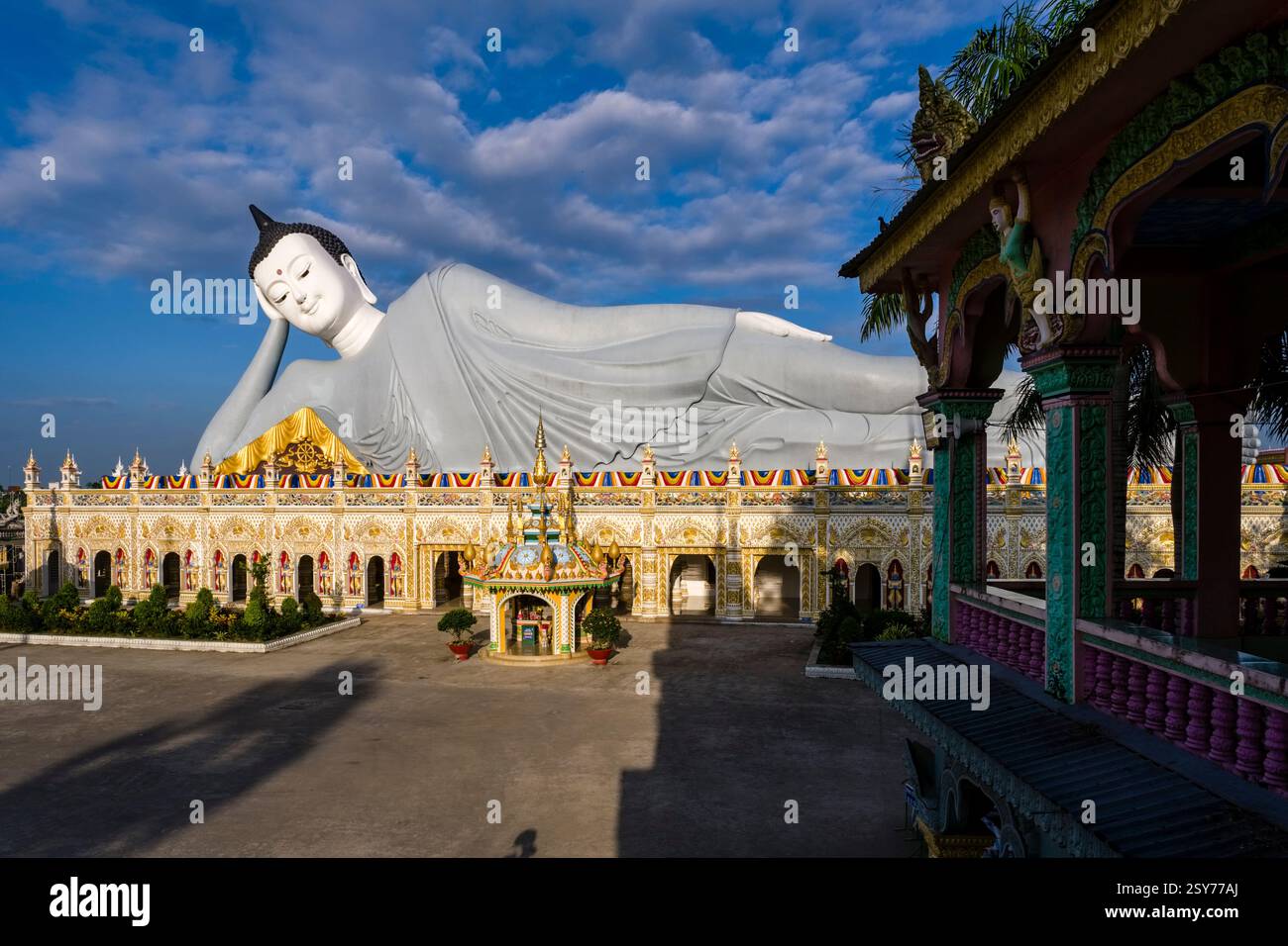 Die 63 Meter lange Statue eines liegenden Buddha in der Som Rong-Pagode, Chùa Som Rong, ein berühmter spiritueller Ort in SOC Trang, Sóc Trăng. Stockfoto