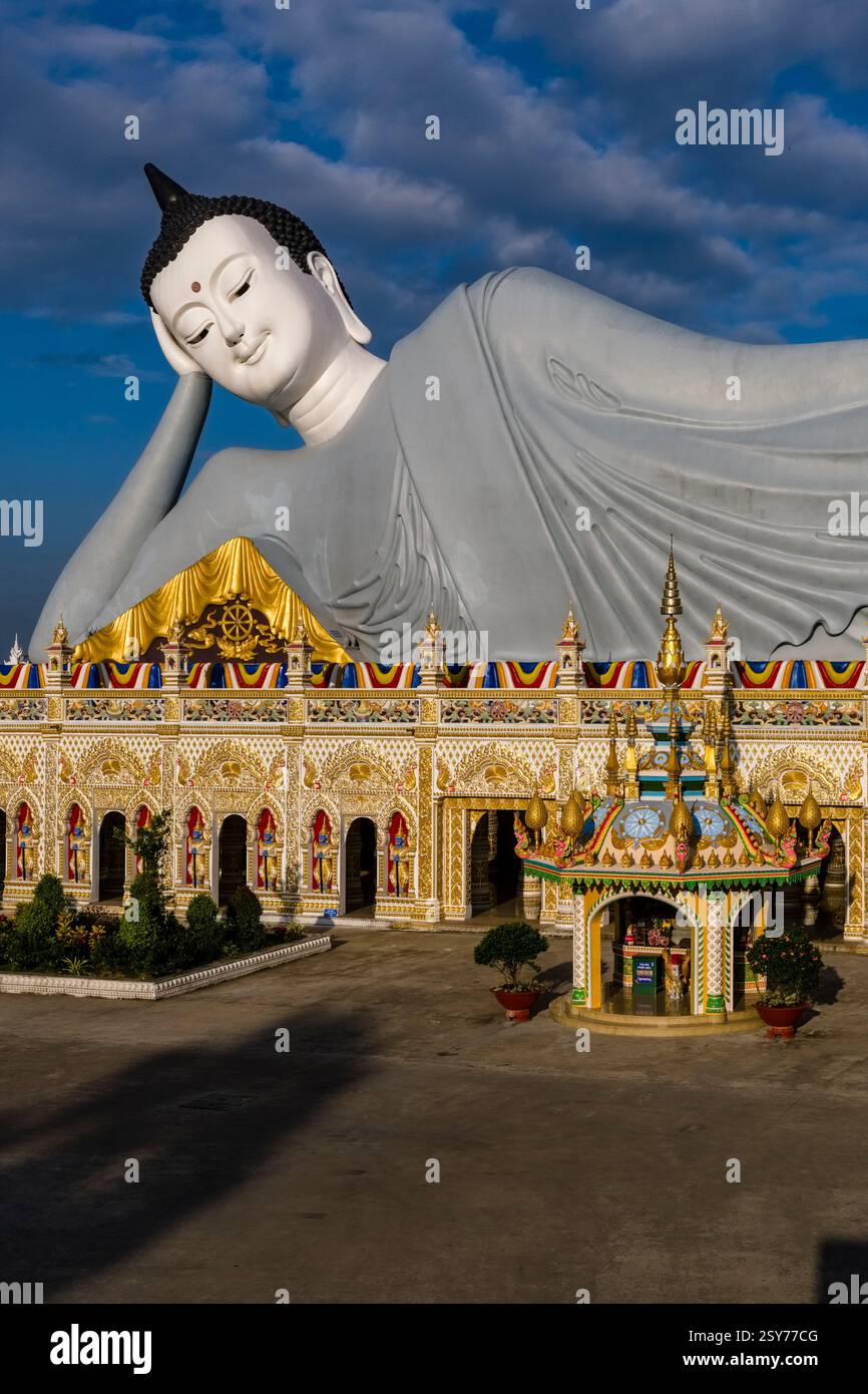 Die 63 Meter lange Statue eines liegenden Buddha in der Som Rong-Pagode, Chùa Som Rong, ein berühmter spiritueller Ort in SOC Trang, Sóc Trăng. Stockfoto